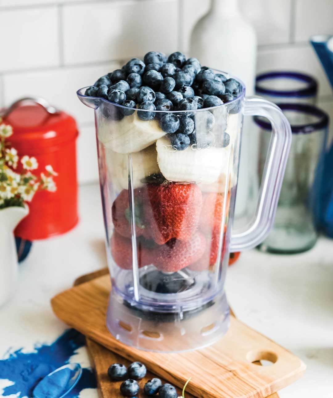 Simple Green Smoothiesのインスタグラム：「Happy 4th of July! 🇺🇸🎉⁣ ⁣ This super fun strawberry blueberry smoothie is layered red, white, and blue for deliciously sweet smoothie treat. Use clear serving glasses for maximum wow factor! ❤💙🤍⁣ ⁣ #healthyeating #healthyrecipes #layeredsmoothie #healthyfood #simplegreensmoothies #strawberryblueberry #cleanrecipes #fourthofjuly #cleanRecipe #healthychoice」