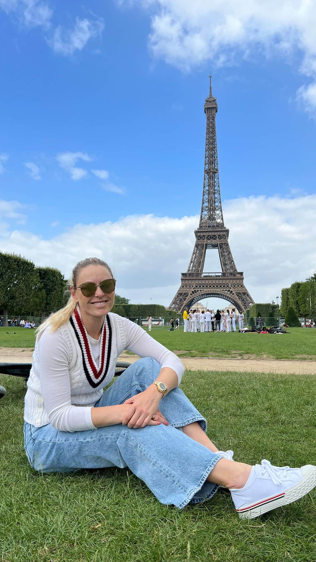 リンゼイ・ボンのインスタグラム：「Short trip to Paris and I had to do all the things…. Excuse the cheese but couldn’t resist. Thank you for a great trip Paris 🙏🏻🇫🇷 congratulations again @thombrowne ❤️」
