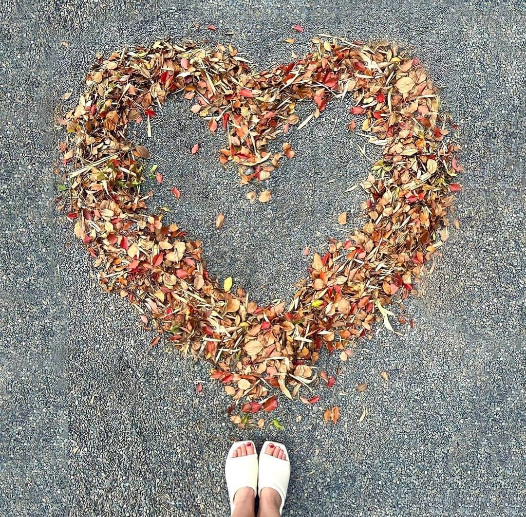 黒木麗奈のインスタグラム：「✨このハートを見た人には幸せになれるらしい✨  神社に行ったらこんな可愛いハートがあって幸せな気持ちになれた🥰 ちゃんと意味もあるみたい‼️」