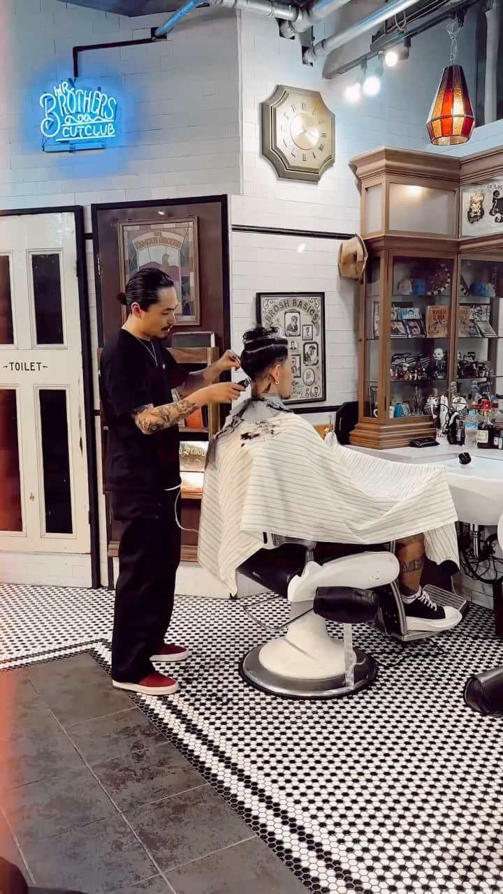 MABU（マブ）のインスタグラム：「5.6年振りに @marcakamr13 kunにカットしてもらった💈 開店前にも関わらず開けてくれてありがとうございました🤟🏽  手前味噌だけどこの曲どこでも合うくせーな🙋‍♂️🗼🐯✨  @mr.brothers_cutclub」