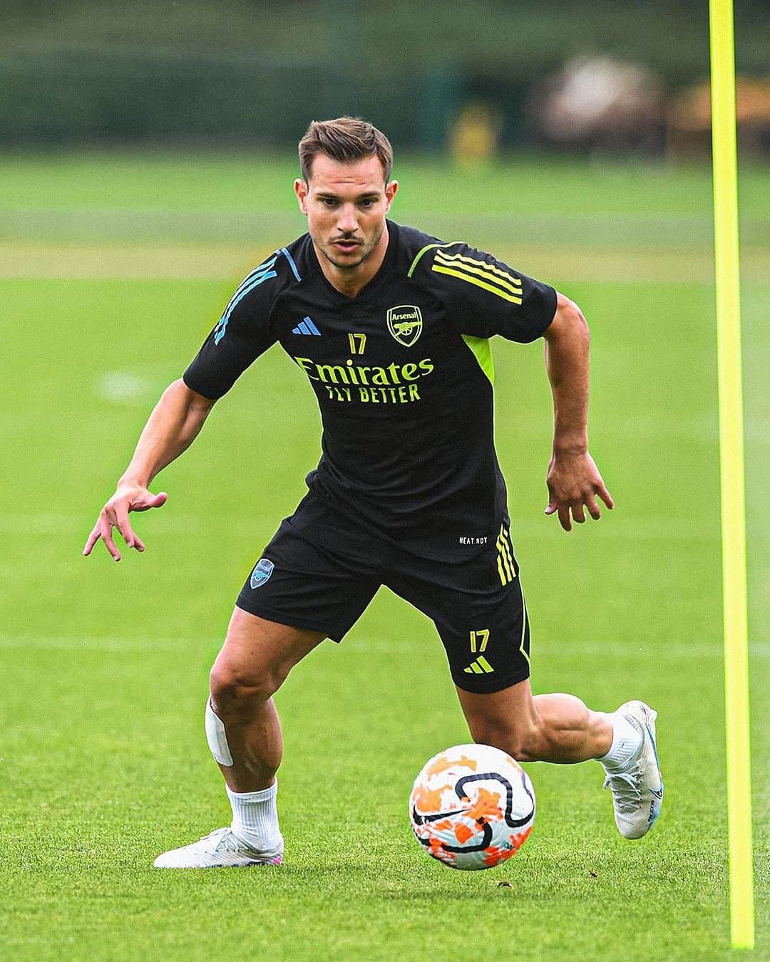 セドリック・ソアレスさんのインスタグラム写真 - (セドリック・ソアレスInstagram)「Feels great to be back! Ready to work hard and make every moment count 💪🏻🔴 #Arsenal #COYG #Gunners #Preseason #Work」7月4日 22時39分 - cedricsoares41