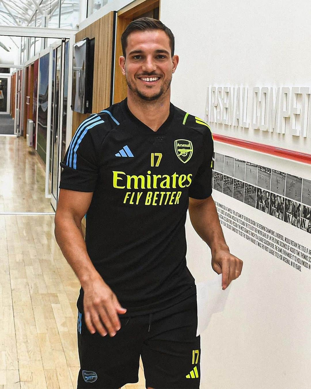 セドリック・ソアレスさんのインスタグラム写真 - (セドリック・ソアレスInstagram)「Feels great to be back! Ready to work hard and make every moment count 💪🏻🔴 #Arsenal #COYG #Gunners #Preseason #Work」7月4日 22時39分 - cedricsoares41