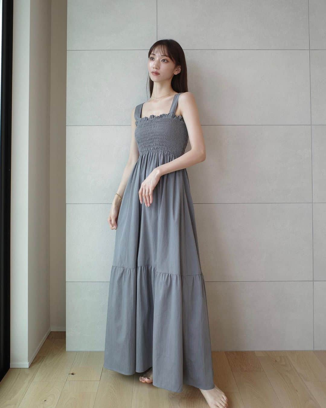 石元歩唯のインスタグラム：「ワンマイルウェアのshirring dress ♡  胸元のシャーリング部分とフレアスカートでメリハリのあるシルエットに。  しっかりとした生地でデザイン性もあるので、ワンマイルに限らずリゾートにもシティにも着て頂ける1着🩴  カップ付き・両ポケット付き。greyのみの1色展開。私の身長158cmでちょうど良い着丈です◎  ONE MILE WEAR collection は 7/5 wed. 21:00- 受注販売でのスタートです🪡  @amel_official__」