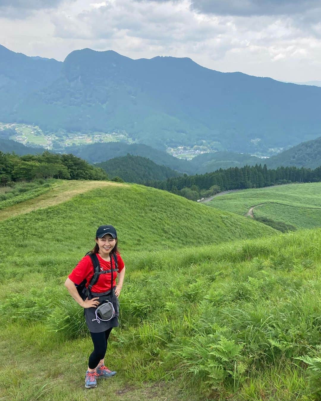 あだち理絵子さんのインスタグラム写真 - (あだち理絵子Instagram)「映えてるか映えてないか わかんない写真置いときますw  曽爾高原だけドライブでモフモフ見てもいいけど  1番は亀山を振り返った時の景色なんで、  そこまでは登ってほしいかな☺️  夏山オススメ教えてください。  #山ガール#山女#ハイキング #アラフィフ女子#ハイキング女子 #山登り #山登り好きな人と繋がりたい」7月4日 22時41分 - adachi.rieko