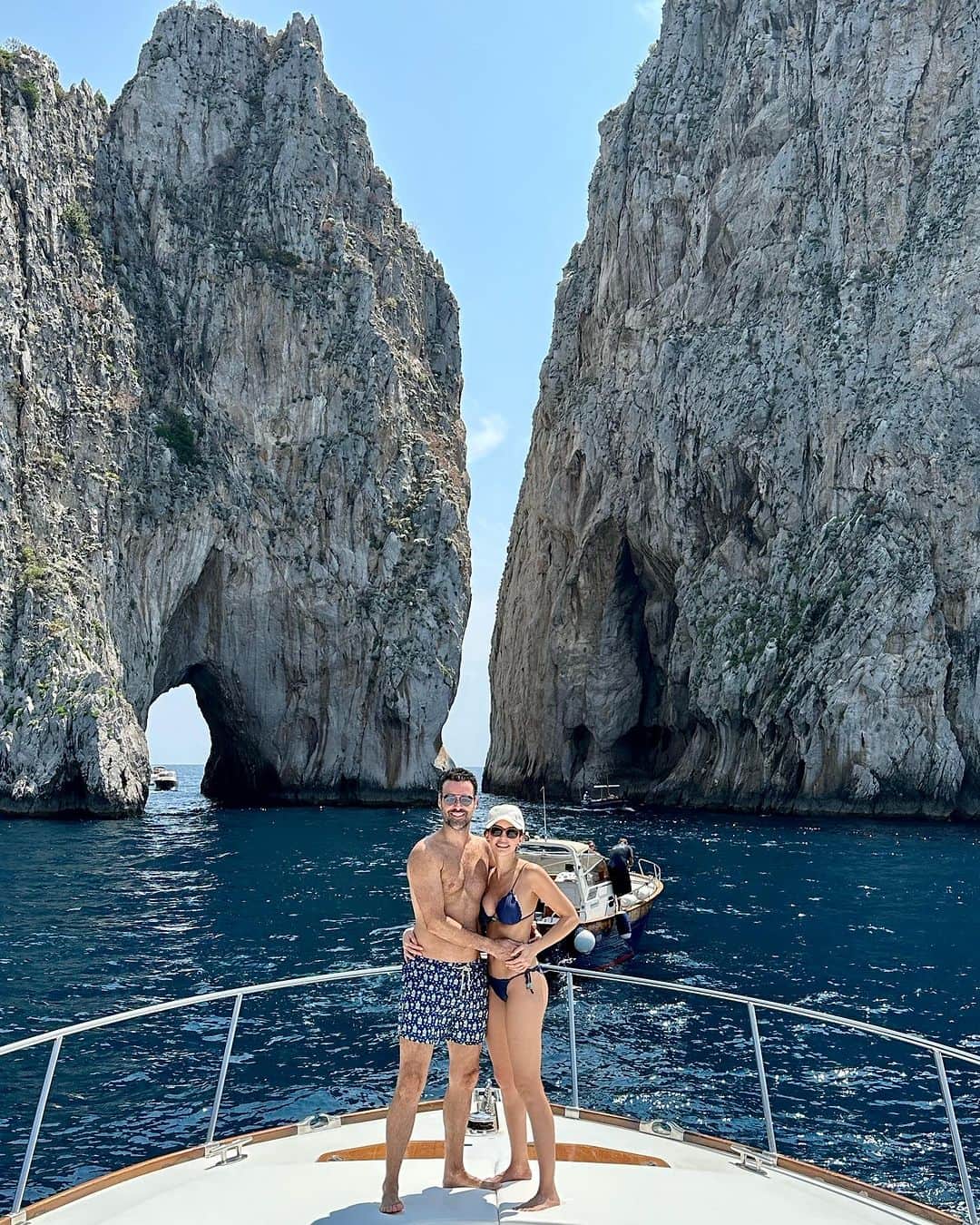 カロリーネ・セリコのインスタグラム：「La vita è bella | Capri Àlbum de algumas dicas: 1 Faraglioni 2 Sorvete Buonocore 3 Quisi Bar 4 Da Paolino  5 Gioia Beach Club 6 tomar Sgroppino 7 passear de barco 8 cantar parabéns aleatório  9 Jardins de Augusto  10 por do sol Piazza Umberto I Salve esse post 💌 #CaCelicoViagem」