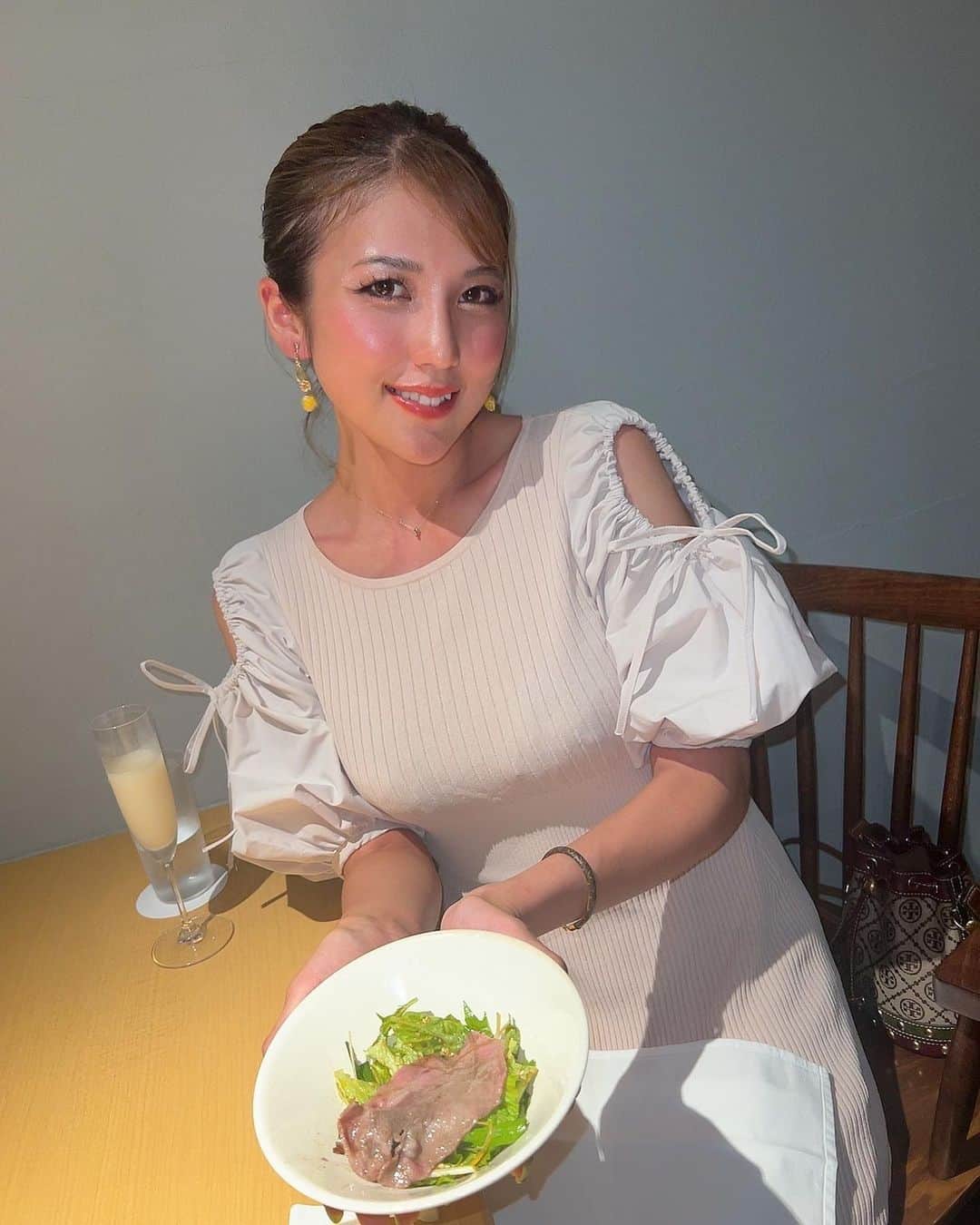 神谷麻美さんのインスタグラム写真 - (神谷麻美Instagram)「#味涎 おまかせコース 極 食べたよ🩷🥰🍽🩷✨️全部美味しすぎましたぁ🩷🥰🫶🩷 #至高 ☺️❤️🇰🇷✨️  上品で高級な韓国料理って感じで、四季折々の様々な食材を使用した、味涎の全てを堪能できる#おまかせのコース だよ🩷🥰🩷✨️  特に🥰💕✨  カンジャンケジャン 蟹が美味しすぎて🩷✨️好き🦀🩷✨️  牛テールの塩焼き とても柔らかくて、外はカリッと、 中はジューシーに焼き上げてて、コラーゲンも豊富で、絶品だよ🥰🩷✨️  季節の焼物「鰻」 蒸しじゃなくて、塩焼きなの🩷焼きだとまたいつもと違くて、すごく美味しかった🩷‪𓆝 ✨️  焼肉類 ・特選和牛の塩タンと韓国サラダ ・「塩」特選和牛のヒレ肉とたまねぎの酢ダレ ・「タレ」極上ハラミと自家製白キムチ など、お肉にも美味しい味がついてて、焼いてくれて、一緒にサラダとかキムチと食べるから、お肉だけでも美味しいんだけど、さっぱりしてて美味しすぎたぁ🩷🥰🩷✨️  テールスープも美味しすぎたなぁ🥰🫶🩷🐃  大根のシャーベット も初めて食べたけど、サッパリしてて美味しかったぁ🩷✨️  乾杯のシャンパンマッコリも美味しすぎたぁ🥂🩷✨️  至高のおもてなしと本物の味だよ🥰🫶❤️✨️  PR @ajisen_tokyo #麻布十番 #焼肉 #肉割烹 #韓国料理 #完全個室 #ワイン #麻布十番焼肉」7月4日 22時42分 - asamice428