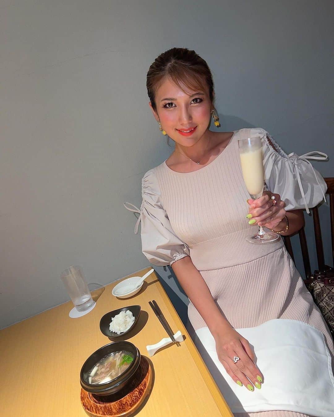神谷麻美さんのインスタグラム写真 - (神谷麻美Instagram)「#味涎 おまかせコース 極 食べたよ🩷🥰🍽🩷✨️全部美味しすぎましたぁ🩷🥰🫶🩷 #至高 ☺️❤️🇰🇷✨️  上品で高級な韓国料理って感じで、四季折々の様々な食材を使用した、味涎の全てを堪能できる#おまかせのコース だよ🩷🥰🩷✨️  特に🥰💕✨  カンジャンケジャン 蟹が美味しすぎて🩷✨️好き🦀🩷✨️  牛テールの塩焼き とても柔らかくて、外はカリッと、 中はジューシーに焼き上げてて、コラーゲンも豊富で、絶品だよ🥰🩷✨️  季節の焼物「鰻」 蒸しじゃなくて、塩焼きなの🩷焼きだとまたいつもと違くて、すごく美味しかった🩷‪𓆝 ✨️  焼肉類 ・特選和牛の塩タンと韓国サラダ ・「塩」特選和牛のヒレ肉とたまねぎの酢ダレ ・「タレ」極上ハラミと自家製白キムチ など、お肉にも美味しい味がついてて、焼いてくれて、一緒にサラダとかキムチと食べるから、お肉だけでも美味しいんだけど、さっぱりしてて美味しすぎたぁ🩷🥰🩷✨️  テールスープも美味しすぎたなぁ🥰🫶🩷🐃  大根のシャーベット も初めて食べたけど、サッパリしてて美味しかったぁ🩷✨️  乾杯のシャンパンマッコリも美味しすぎたぁ🥂🩷✨️  至高のおもてなしと本物の味だよ🥰🫶❤️✨️  PR @ajisen_tokyo #麻布十番 #焼肉 #肉割烹 #韓国料理 #完全個室 #ワイン #麻布十番焼肉」7月4日 22時42分 - asamice428