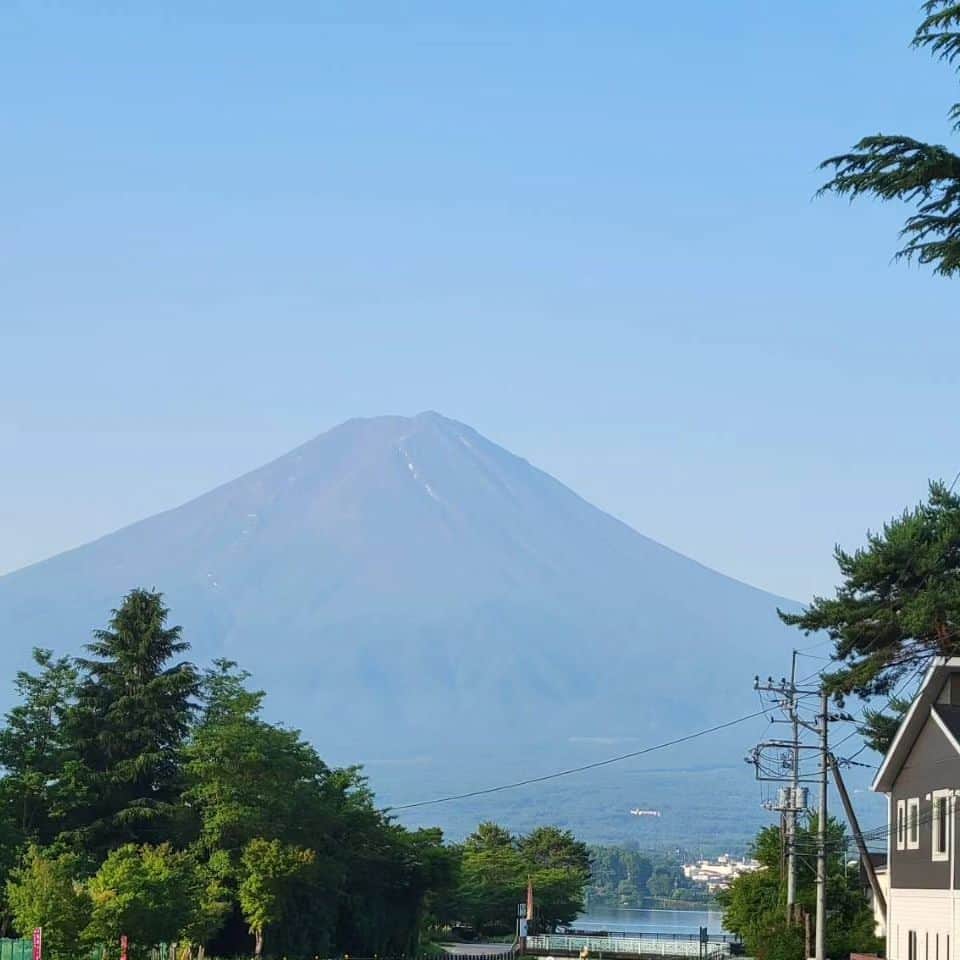 綾小路きみまろさんのインスタグラム写真 - (綾小路きみまろInstagram)「綾小路きみまろです。 #河口湖 #富士山 #大石公園 #ラベンダー畑 良い季節です。  ぜひこの夏🏄️☀️🍧 河口湖に遊びにいらして下さいね！」7月4日 22時46分 - ayanokojikimimaro_official
