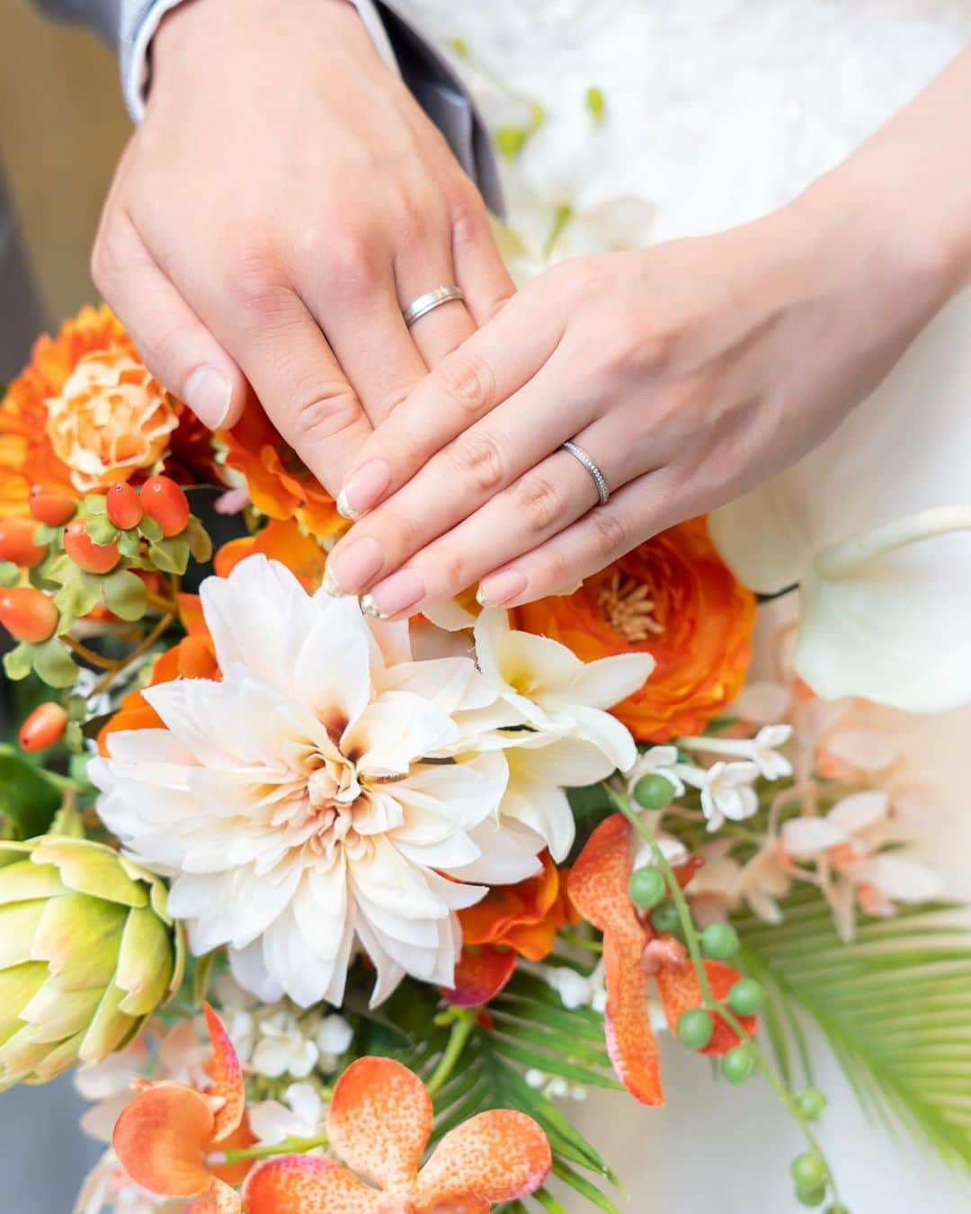 あきまっくすのインスタグラム：「前撮りに引き続き 披露宴用ブーケを @manami_wedding.bouquet  by @manami_s0902  ネイルを @baby__aliy & @ayakaisohata  にお願いしました🙏🏽🤍💐💅🏼 . ブーケは愛美ちゃんと一緒に花材を見に行くコースにしてもらい、アドバイスをもらいながら一緒に選んで、ブーケにしてもらいました💐✨ 沢山迷ったけどこだわって作ってもらった分仕上がりの満足度と感動が半端じゃない💐🤍 . ネイルも迷いに迷ってホログラムフレンチに💅🏼✨ 今回も色師のあやちゃんとネイリストアリーの姉妹コンビで理想通りにしてもらったよ👯‍♀️💗 お上品やけど華やかキラキラでドレスにもピッタリだったー🥹🫶🏽 . 最高のブーケ、ネイルで結婚式を迎えられて本当に嬉しかったです🥹🙏🏽🤍💐💅🏼 . 愛美ちゃん、アリー、あやちゃん本当に本当にありがとう💗 . . . #結婚式ブーケ #ブーケ #造花ブーケ #ウエディングブーケ #オーダーメイドブーケ  #結婚式ネイル #ウエディングネイル  #ホログラムフレンチ #ウエディングフォト  #結婚式レポ  #アクアガーデンテラス #アクアガーデンテラス大阪」