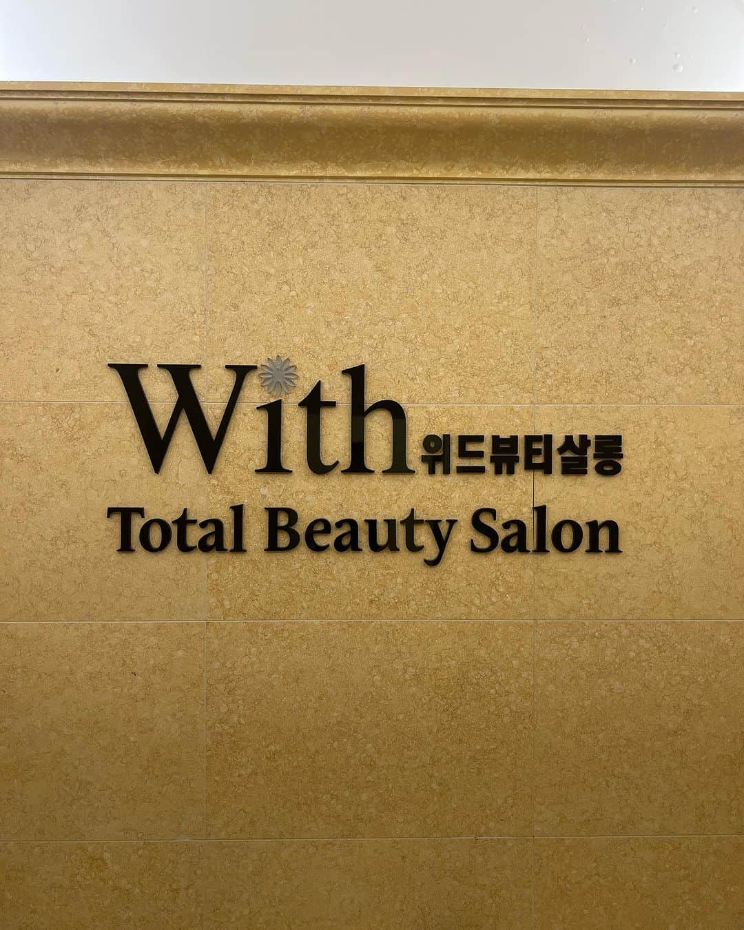 亜里沙さんのインスタグラム写真 - (亜里沙Instagram)「韓式化妝和髮型怎麼樣呢〜😙 友達に連れて行ってもらって 韓国のサロンで韓国メイクアップを してもらった時の写真を👼 hairsalon @withbeautysalon   見えずらいけど涙袋がキラキラピンク、 まつ毛をピンセットで束感出してもらいました。 このまつ毛自分では絶対できないし、 やってみたかったから嬉しかった💗  ざっくり「Twiceにして下さい🙏」って言ったら メイクさん困ってたww 友達にはTWICEのだれwwwって突っ込まれた🤣  このまま夜は友達とご飯食べに行きました。 次韓国行った時もまたやってもらいたい👼✨  #alisa_in_korea  #韓国 #ソウル #seoul #seoulkorea #seoultravel」7月4日 22時48分 - alisa_0302