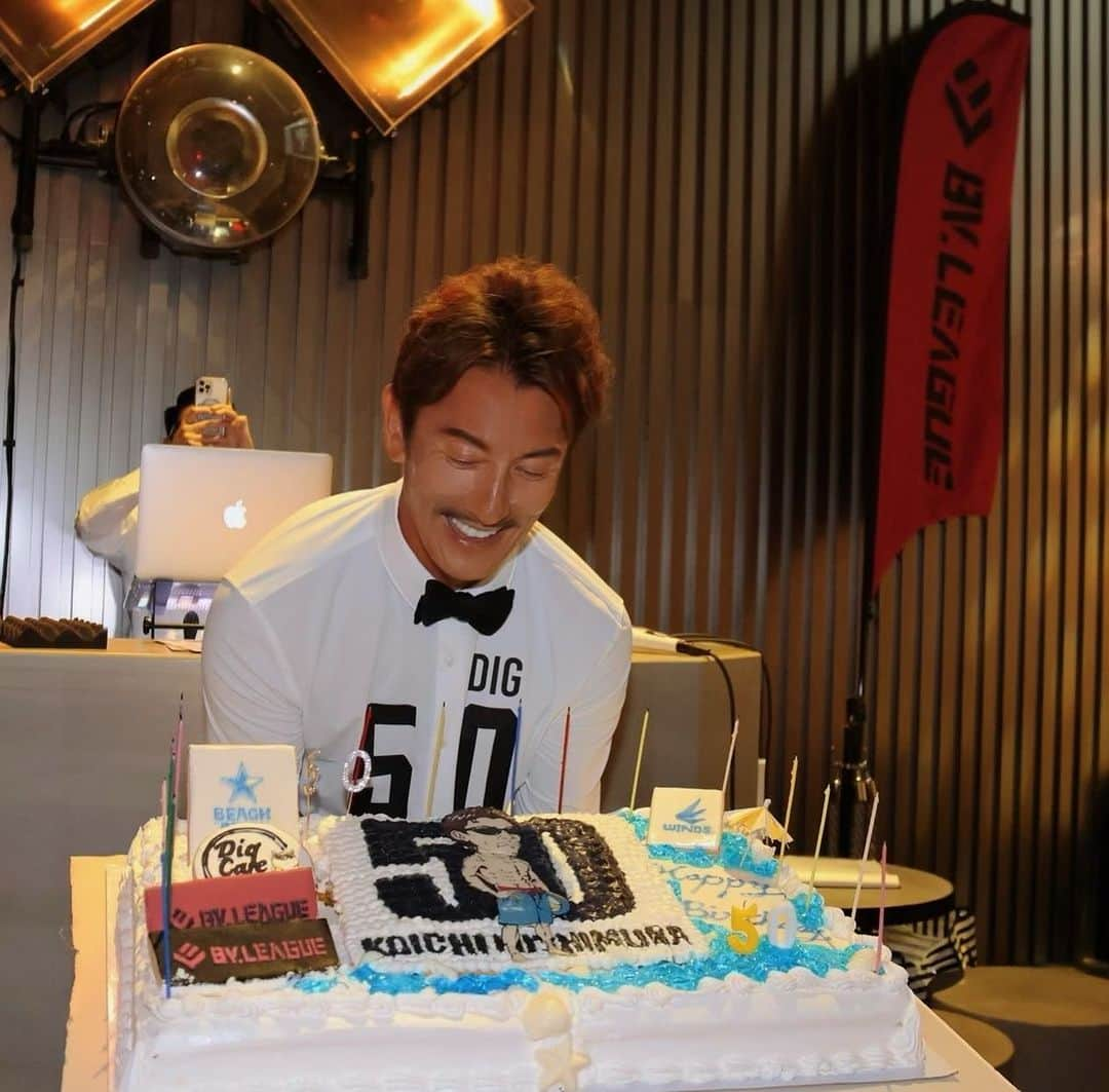 西村晃一さんのインスタグラム写真 - (西村晃一Instagram)「50th Birthday🎂  #Birthday #50歳バースデイ #ケーキ大きくてビックリした‼️ #スタッフからケーキありがとう #花キューピット  吉川登社長お花ありがとうございました #誕生日 #koihinishimura #西村晃一 #baia #皆さんありがとうございました #hippy #この日は母に感謝の日」7月4日 22時51分 - koichi.nishimura