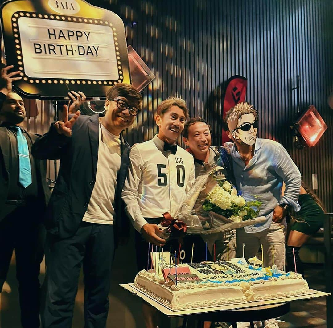 西村晃一さんのインスタグラム写真 - (西村晃一Instagram)「50th Birthday🎂  #Birthday #50歳バースデイ #ケーキ大きくてビックリした‼️ #スタッフからケーキありがとう #花キューピット  吉川登社長お花ありがとうございました #誕生日 #koihinishimura #西村晃一 #baia #皆さんありがとうございました #hippy #この日は母に感謝の日」7月4日 22時51分 - koichi.nishimura