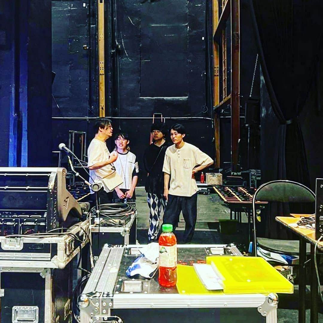 渋谷慶一郎のインスタグラム：「そして今回の公演には僕が客員教授をしている大阪芸術大学の僕の研究室から学生3人が現場を見たい、手伝いたいと言って来てくれた。最初は確か冗談で「来る？」とか言ったら本当に自腹で来たからびっくりした。僕は良い教授ではないけど、好きなことをやって生きていくにはどうしたらいいか？ということを色んな方法で伝えるのが芸術大学では一番有効だと思うから、そうしてる。今回、実際に日本の外に出て現地のスタッフに混ざってプロジェクトに参加して得られたことはその極みだと思う。実際、日本にいるときよりも、どんどん意見や感想をはっきり言うようになったし。研究室の名前はAndroid and Music Science Laboratory だけどアンドロイドを媒介、手伝うことで未知の領域に入っていくのは面白いと思ったな。 Three students from my laboratory at Osaka University of Arts, where I am a visiting professor, came to this performance, saying they wanted to see the site and help. At first, I asked them "Do you want to come?" as a joke. I was surprised that they traveled to Paris by themselves all the way. I'm not a good professor, but I need to tell people how to live by doing what they love in many different ways. I think what they learned from actually going overseas this time and participating in the project with local staff is the ultimate good example. They began to express their opinions and impressions more clearly than when they were in Japan. The name of my lab is the "Android and Music Science Laboratory", and I believe it's interesting to cultivate undiscovered territory with the android as a mediation for them.」