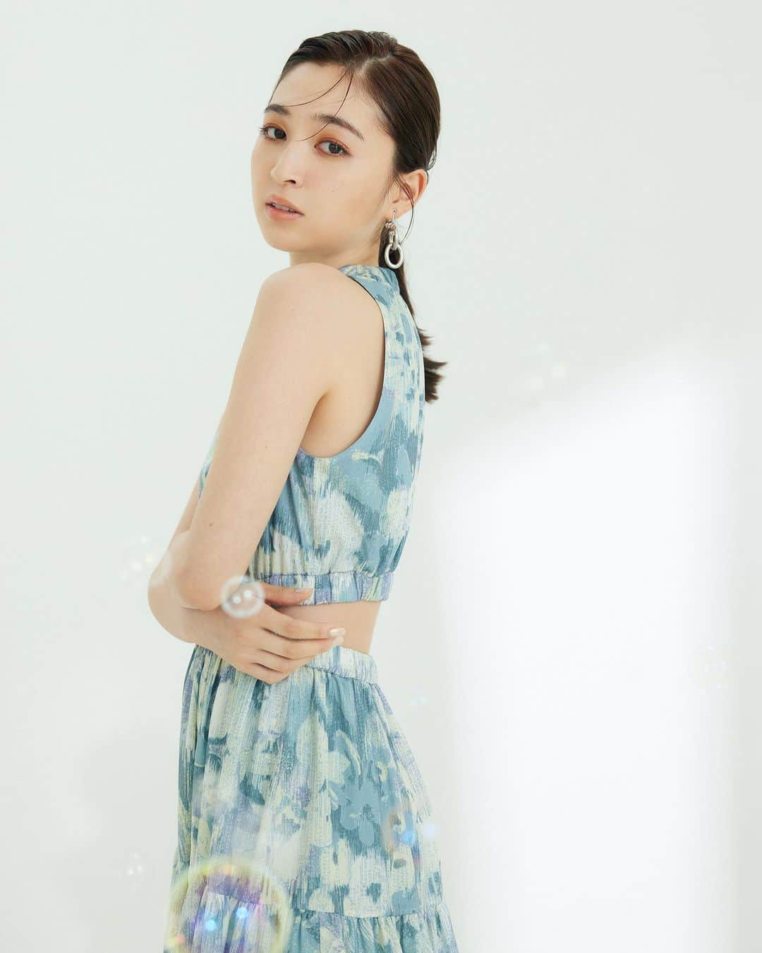 リエンダさんのインスタグラム写真 - (リエンダInstagram)「SUMMER DRESS COLLECTION vol.2 feat. Seira Jonishi  〝さりげない肌見せでときめくホルターネックの着こなし"  【ホルターネックのデザインがヘルシーさと今っぽさを引き立てるワンピース】  ✔爽やかなグリーンとブルーが上品な大人の魅力を引き立てる  - - - - - - - - - - - - - - - - - - - - -  ☑︎ホルターNCギャザーOP IVOY/BLK/柄GRN/柄BEG/柄NVY  ¥13,200(tax in) 発売▶WEB：7/7(fri)発売予定　店舗：7/14(fri)発売予定  - - - - - - - - - - - - - - - - - - - - - #rienda #上西星来 #ワンピース #花柄ワンピース #デートコーデ #女子会コーデ #ホルターネック #ホルターネックワンピース  #旅行コーデ #お出かけコーデ #きれいめコーデ」7月4日 22時57分 - rienda_official