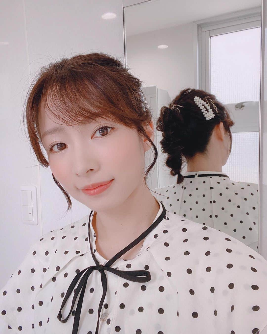 岸田麻佑のインスタグラム：「♡ 生誕祭の時は珍しく 美容室でヘアセット♡ . プロの方にやってもらうと やっぱり違うよね୨୧笑 . #birthday #誕生日  #ヘアアレンジ #ヘアセット  #birthdayfashion」