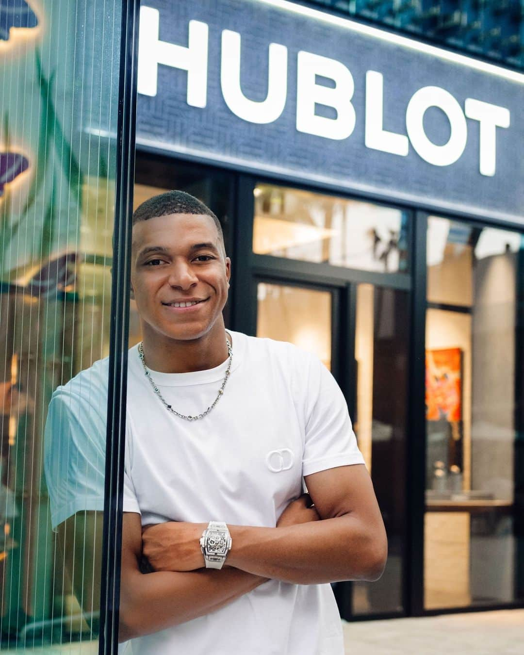 ウブロさんのインスタグラム写真 - (ウブロInstagram)「Our #HublotAmbassador, @k.mbappe, made a special visit to our Miami Design District Boutique, creating an unforgettable experience this weekend. #HublotBoutique #HublotFamily」7月4日 23時00分 - hublot