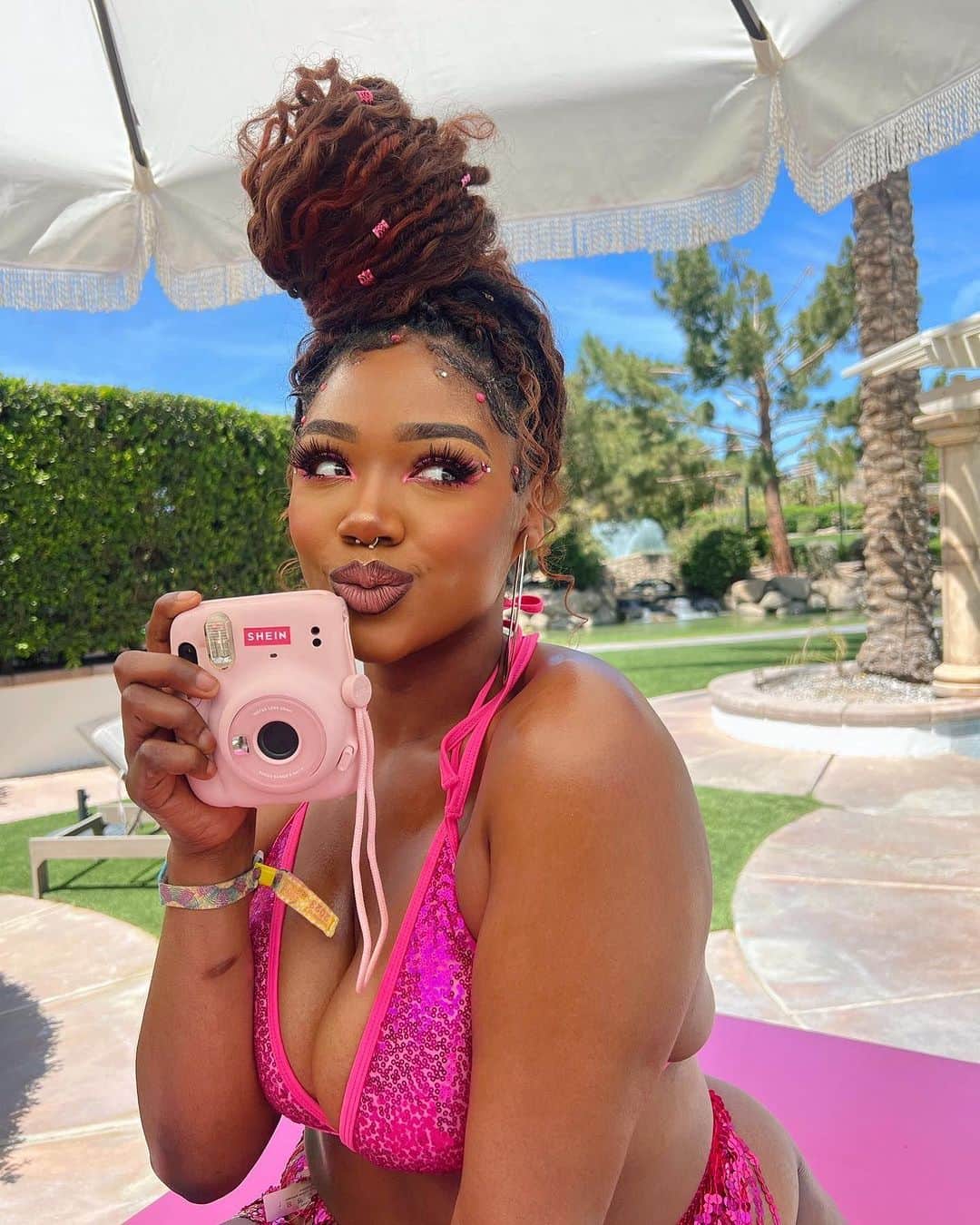 SHEINのインスタグラム：「@sydneylbell is making a splash with shimmer, sass and more than a dash of picture-perfect Barbiecore pink! 💗🌷👙  🔎14189099  #SHEIN #SHEINforAll #SHEINstyle #fashion #chic」