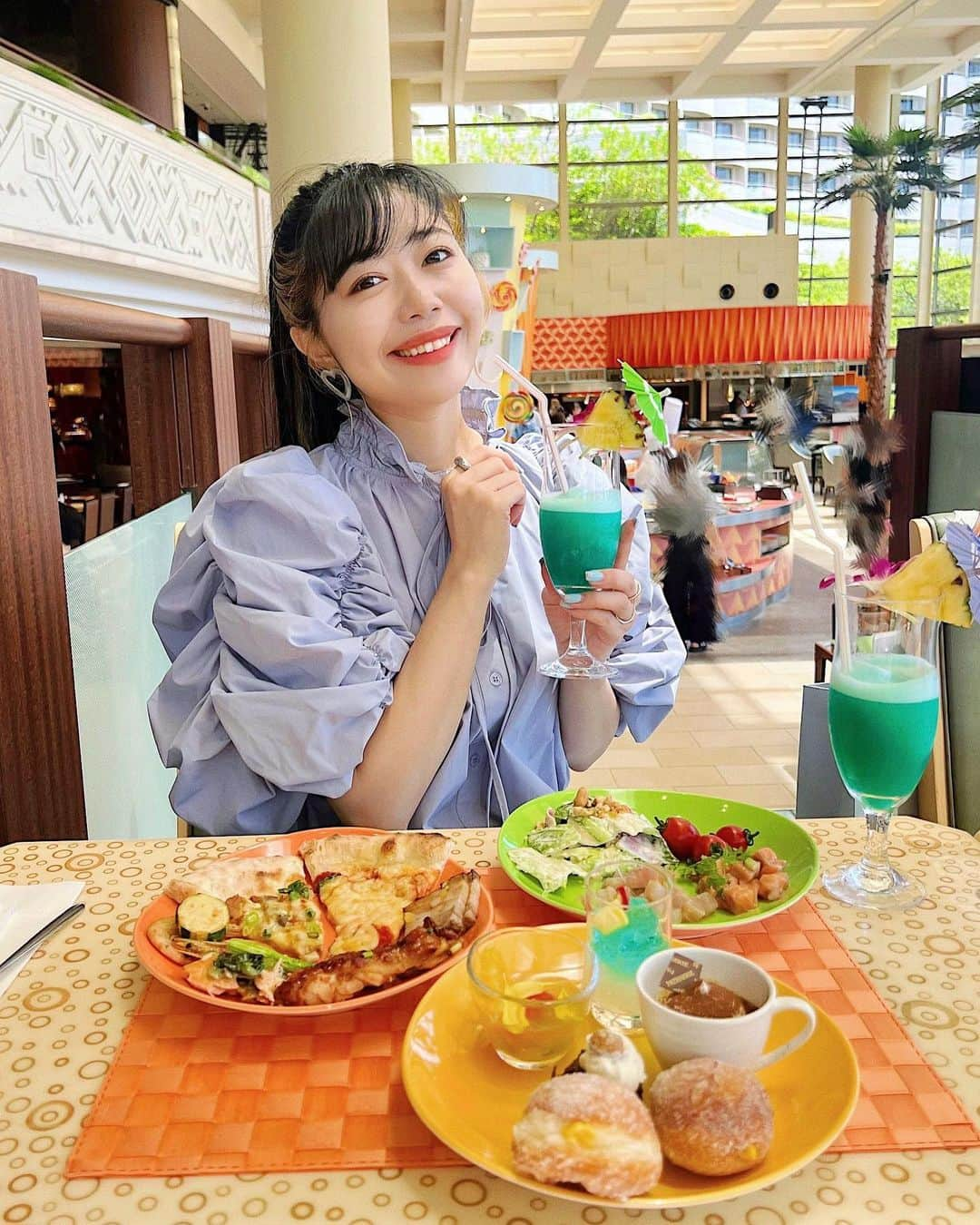 中島奈津希のインスタグラム：「🌺🏝️🫧 ⁡ ⁡ ⁡ この時間はもう飯テロだね🙂、、笑 ⁡ ⁡ ⁡ 舞浜にある シェラトン・グランデ・トーキョーベイ・ホテル(@sheratontokyobay )🏨 で7/1〜開催中の ハワイアンフェア＂ALOHA!シェラトン＂の試食会におじゃましたよ👩🏻‍🤝‍👩🏼🍴 ⁡ ⁡ ⁡ ⁡ ⁡ 3度目の開催となるハワイアンフェア🌺 ハワイアンビュッフェやウクレレ演奏に加えて、 フラダンスパフォーマンスや装飾もあって リゾート気分を味わえちゃうよ🏖️🐠 ⁡ ⁡ ⁡ ⁡ どれも美味しかったのだけど特にお気に入りだったのが ☑︎ロミロミサーモン ☑︎フリフリチキン ☑︎マラサダ ☑︎コナコーヒーティラミス ⁡ お気に入りで全部おかわりした。笑 ハワイの定番スイーツのマラサダは もう大好きの塊です。笑 中のソースもおいしかった。 ⁡ ⁡ ⁡ ビュッフェはとにかく種類豊富で ラーメン、蕎麦、うどんの麺だけで3種以外にもフォーがあったの！！！笑 大好きなフォーに興奮しちゃった😂笑 ⁡ ハワイアンフェアは8/31まで ぜひ、食べてみてね😍😍 ⁡ ⁡ ⁡ ⁡ ⁡ ⁡ @sheratontokyobay では SNSキャンペーンをやってたり ⁡ 7/8(土)からガーデンプール 7/22(土)からナイトプールがスタートするよ😍 プールチケット付宿泊プランも販売してるみたい！ ⁡ 今年はかわいい水着をゲットしてるので プールも行きたいなぁ😎🩷👙 ⁡ ☁️☁️☁️☁️☁️☁️☁️☁️☁️☁️☁️☁️☁️ #シェラトングランデトーキョーベイホテル #sheratongrandetokyobayhotel  #舞浜ホテル#ホテルビュッフェ」