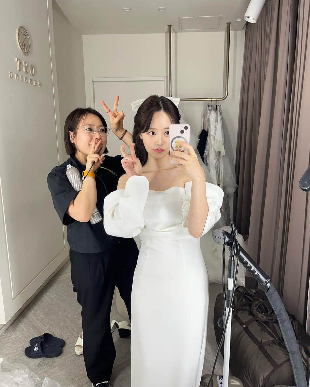 シン・ゴウンのインスタグラム：「초희 @hair_chohee_ 랑 오랜만에 웨딩드레스 👗 드레스입었는데 눈길한번 안주고  너무했어 ........ 나쁜 🌞 세린아 근데 언제 정신차릴꼬야? ㅋㅋㅋㅋ  #고거슨비밀ㅋㅋㅋ #비밀의여자 #급다이어트 #웨딩드레스는언제나예쁘다👏」