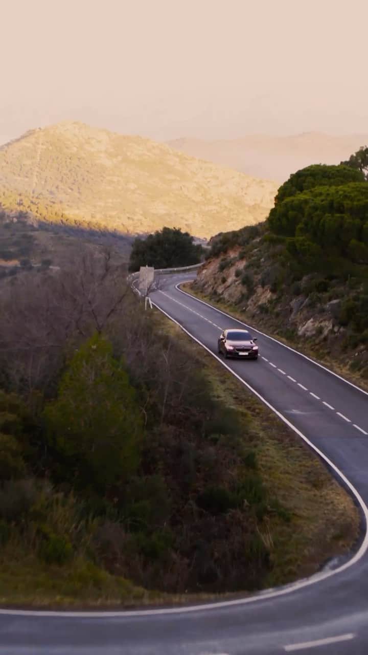 BMWのインスタグラム：「I get the feeling, this is going to be a great summer. 🗺️   THE NEW BMW i5 M60. 100% Electric  #THENEWi5 #THEi5 #BMW #BMWi #BornElectric #BMWElectric __ BMW i5 M60 xDrive​*: Combined power consumption: 20.6–18.2 kWh/100 km. Combined CO2 emissions: 0 g/km. Electric range: 455–516 kilometers. All data according to WLTP. * Preliminary data; no homologation figures available yet. Further info: www.bmw.com/disclaimer」