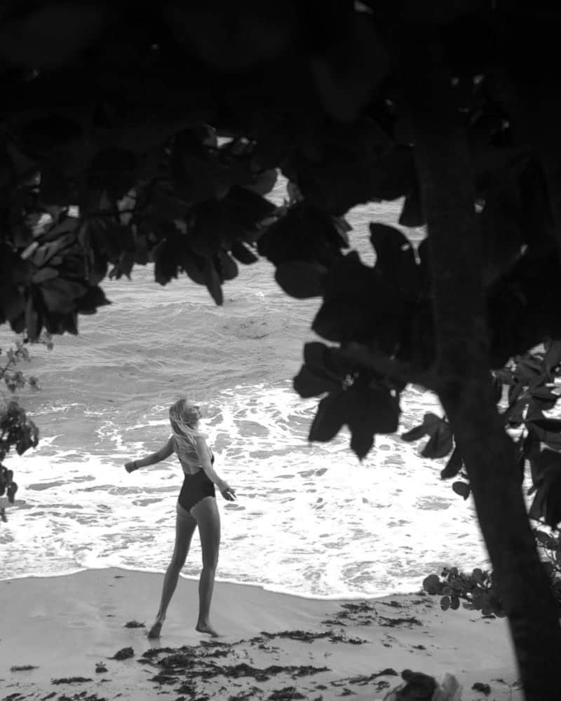 シグリッド・アグレンのインスタグラム：「Life by the ocean forever please🖤  #caribbeanlife #oceanlife #oceanhealing #martinique #vitaminsea #oceanview   📸 @tommy.clarke」