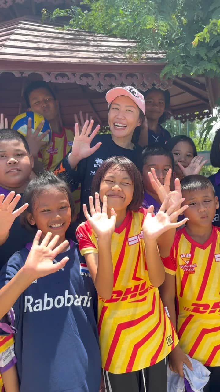 ヌットサラ・トムコムのインスタグラム：「A DAY WITH NOOTSARA 🫶🏻.  The legendary Thai setter & @letskeeptheballflying spent a day at a local community enjoying #volleyball with the mission of the #EqualJersey.」