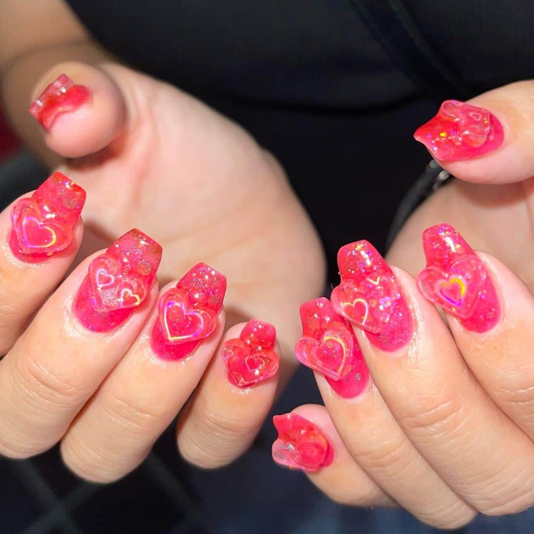 HANAのインスタグラム：「ハートビームっっ💓💓💓  かわいすぎっ🤤 夏に1回は絶対にやりたいネイル💅  今年のは去年よりパワーUPしてて💓 ハートがいっぱいなのよ(๑>◡<๑)  かわいすぎるっっっっ🔥🩷 @kyalulu_nailstudio りえさん ほんとにいつもありがとうございます😆❤︎」