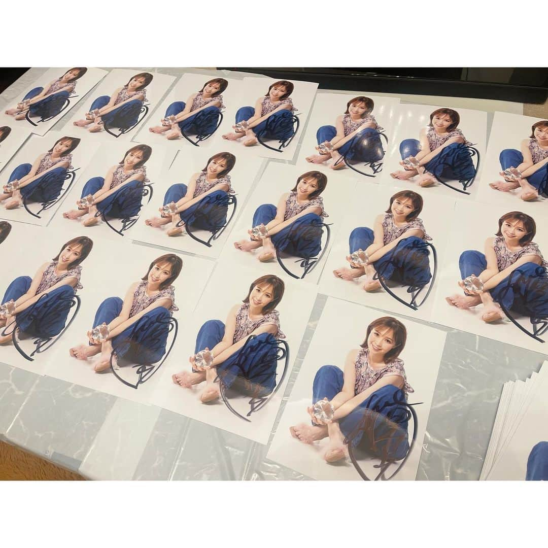 愛内里菜さんのインスタグラム写真 - (愛内里菜Instagram)「✨ライブ会場限定発売の✨ 「Brilliant Queen」のCD購入特典はこちら😉✋ ⁡ サイン付きブロマイド📷✨ ⁡ 今朝から カキカキはじめたよ📝 ⁡ ⁡ RINA AIUCHI Birthday Live 2023 各公演一般発売中！ ⁡ 7/15（土）東京 7/17（月祝）札幌 7/30（日）大阪 ⁡ ※全公演昼と夜の二回公演 ※全公演配信も予定 ※札幌のみ夜はトークライブとなります ⁡ お申し込み、詳細は オフィシャルHP rinaaiuchirr.jp でチェックしてください‼️ ⁡ 札幌のトークの みんなからの質問こちらも たくさん届いて嬉しかったです✨ ありがとうございました🙏😆❣️ ⁡ ⁡ 😆YouTube！ 「愛内里菜オフィシャルチャンネル」 ⁡ ⁡ 🐦Twitter 愛内里菜 official @RRikakakiuchi ⁡ ⁡ 😆TikTok 愛内里菜/Rina Aiuchi 　 🟥17配信 愛内里菜_official ⁡ ⁡ #愛内里菜  #歌手 再始動 #垣内倶楽部  #バンド   #ライブ #一体化 #絆 #盛り上がりたい  #感謝  #23周年　 #YouTube #ユーチューバー#TikTok ⁡」7月5日 8時33分 - rina_aiuchi