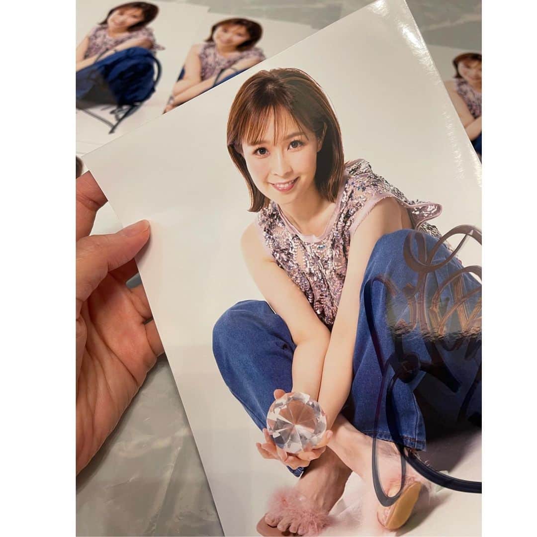愛内里菜のインスタグラム：「✨ライブ会場限定発売の✨ 「Brilliant Queen」のCD購入特典はこちら😉✋ ⁡ サイン付きブロマイド📷✨ ⁡ 今朝から カキカキはじめたよ📝 ⁡ ⁡ RINA AIUCHI Birthday Live 2023 各公演一般発売中！ ⁡ 7/15（土）東京 7/17（月祝）札幌 7/30（日）大阪 ⁡ ※全公演昼と夜の二回公演 ※全公演配信も予定 ※札幌のみ夜はトークライブとなります ⁡ お申し込み、詳細は オフィシャルHP rinaaiuchirr.jp でチェックしてください‼️ ⁡ 札幌のトークの みんなからの質問こちらも たくさん届いて嬉しかったです✨ ありがとうございました🙏😆❣️ ⁡ ⁡ 😆YouTube！ 「愛内里菜オフィシャルチャンネル」 ⁡ ⁡ 🐦Twitter 愛内里菜 official @RRikakakiuchi ⁡ ⁡ 😆TikTok 愛内里菜/Rina Aiuchi 　 🟥17配信 愛内里菜_official ⁡ ⁡ #愛内里菜  #歌手 再始動 #垣内倶楽部  #バンド   #ライブ #一体化 #絆 #盛り上がりたい  #感謝  #23周年　 #YouTube #ユーチューバー#TikTok ⁡」