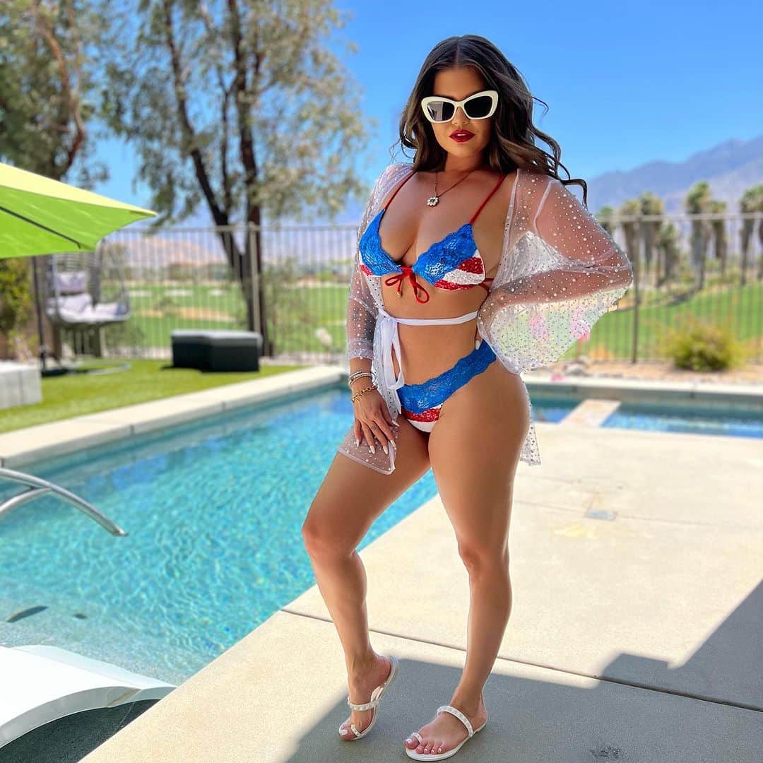 シャネル・ウエスト・コーストのインスタグラム：「Happy 4th of July! My baby girl @bowiebreeze is loving it! Hope you all have a great holiday! 🤗❤️🤍💙🇺🇸 Fave 1-5?」