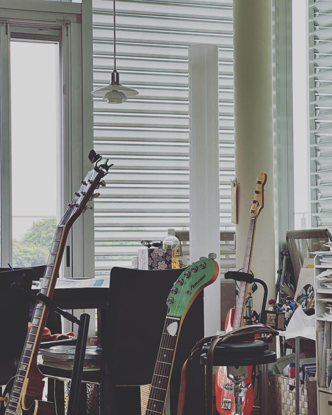 二ノ宮知子さんのインスタグラム写真 - (二ノ宮知子Instagram)「息子たち、試験期間になると楽器いじり出す。コウはベースを始めた。」7月5日 8時40分 - tomokoninomiyaa
