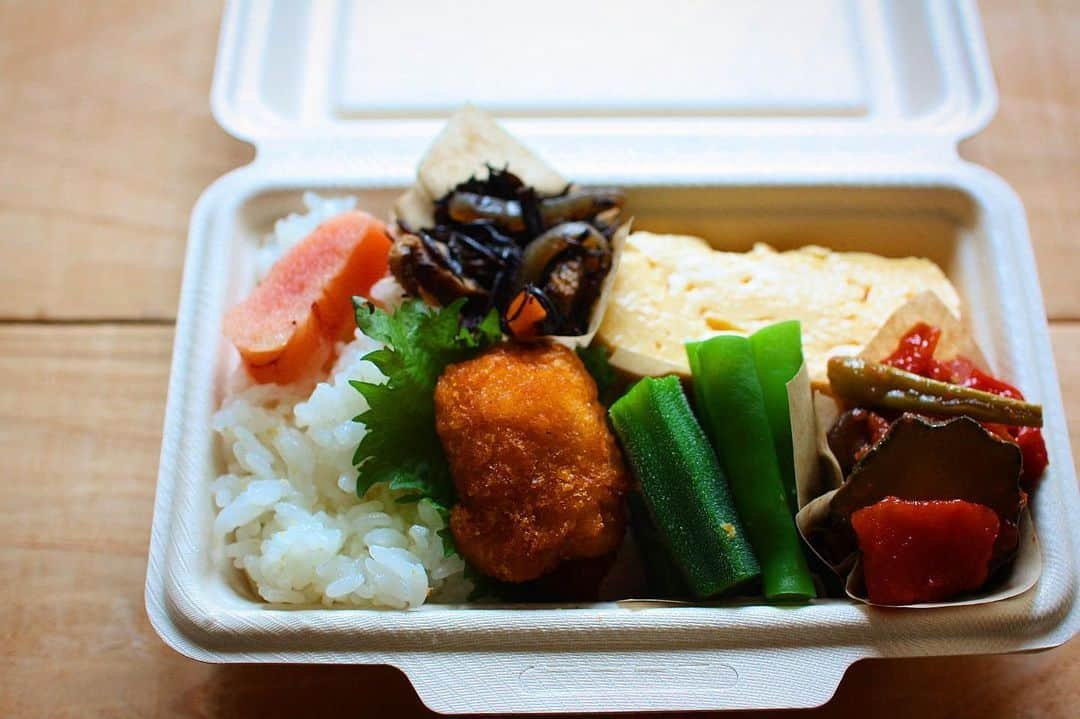 mikaのインスタグラム：「2023.07.05水曜日 ・ 本日の娘R弁当 ・ ひとくちカツ ひじき煮たの 出汁巻き玉子 おくらといんげん出汁浸し ラタトゥユ たらこごはん ・ 昨日はマイバースデーイブということで 美味しいお魚を食べに真鶴へ #おじさんと #おじさんは片道チャリ ・ あじのたたき(写真無し) ごまさばのしめ鯖 ムツの炙りとイラっていうお魚の刺身 ムツの煮付け ・ 満腹になった後は 箱根に 山の上はすごく涼しくて KNKのBBAにはパラダイス 近くにこういうスポットがあるって 幸せね☺︎ ＊ ＊ #お弁当 #娘弁当 #弁当 #地味弁 #渋弁 #枯れ弁 #女子弁当  #和食 #bento #bentobox #lunch #lunchbox  #曲げわっぱ #公長齋小菅 #野田琺瑯  #工房アイザワ #暮らし #本日の娘R弁当  #マカロニメイト  #フーディーテーブル」