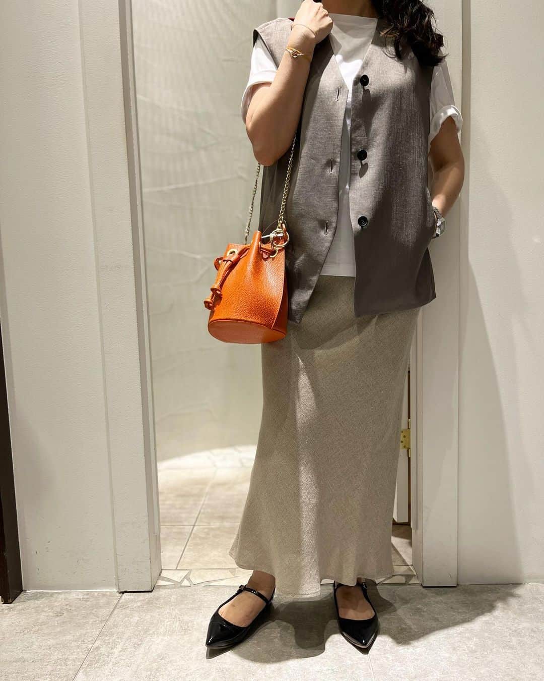 GATHER yamatoさんのインスタグラム写真 - (GATHER yamatoInstagram)「* 単調になりがちなロングスカートに 短めのジレ。 袖は長めより、フレンチなど短めが バランス良く着こなせます。 お洋服がベーシックカラーの人は bagに夏カラーを。 ⭐︎ジレ #ballsey ⭐︎フレンチカットソー #sacra ⭐︎リネンマーメイドスカート #sacra ⭐︎ショルダーbag 12100円 イタリアンレザー  #大人がかっこよく映える服 #アラフォーコーデ #アラフィーコーデ #gather #佐賀 #撮影する時手首の輪ゴムに気付いてなかったw」7月5日 8時43分 - gather_select