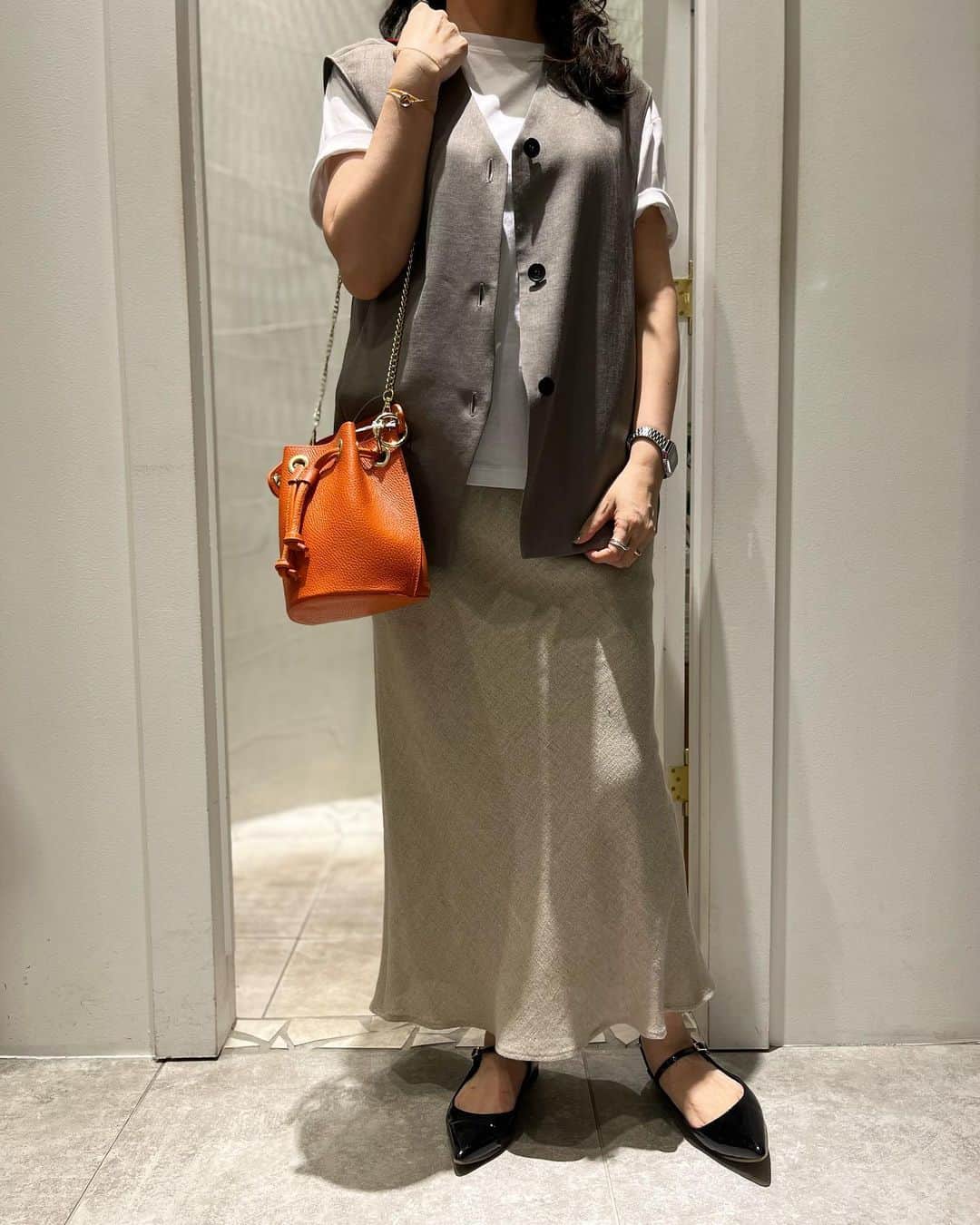 GATHER yamatoさんのインスタグラム写真 - (GATHER yamatoInstagram)「* 単調になりがちなロングスカートに 短めのジレ。 袖は長めより、フレンチなど短めが バランス良く着こなせます。 お洋服がベーシックカラーの人は bagに夏カラーを。 ⭐︎ジレ #ballsey ⭐︎フレンチカットソー #sacra ⭐︎リネンマーメイドスカート #sacra ⭐︎ショルダーbag 12100円 イタリアンレザー  #大人がかっこよく映える服 #アラフォーコーデ #アラフィーコーデ #gather #佐賀 #撮影する時手首の輪ゴムに気付いてなかったw」7月5日 8時43分 - gather_select
