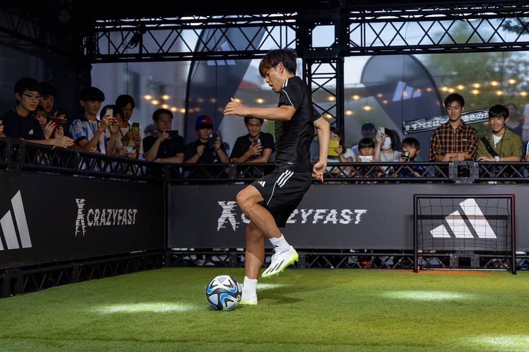 のインスタグラム：「adidasの新スパイク「エックス クレイジーファスト」の発表イベントに参加しました！初めてのオープンイベントで、みなさんと触れ合うことができて、僕もエネルギーをもらいました！  そして、クレイジーケージのタイムアタックに参加してくれた皆さん、ありがとうございました！ 純平くん、優勝おめでとう！🏆🎉  このスパイクを履いて、来シーズンからも頑張ります！  #エックスクレイジーファスト #すべては一瞬の速さのために @adidastokyo」