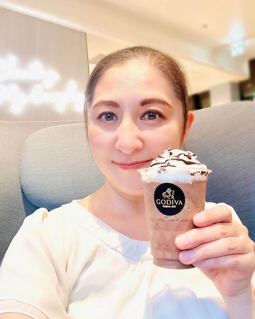 大越かず江のインスタグラム：「✨しあわせ✨  生クリーム大好きな私には ショコリキサーは完璧💯💮  自分ご褒美✨🍭✨ 皆さんちゃんとしてますか❓  ストレス解消のためにも ちゃんと自分に何かご褒美あげてくださいねっ✨🍭✨💕︎  今日も一日FIGHT(*•̀ㅂ•́)و✧🔥  ✨✨✨✨✨✨✨✨✨✨✨✨✨✨✨✨  ✨ Happiness ✨  Chocolate is perfect for me who loves fresh cream💯💮  Reward yourself ✨🍭✨ Are you all doing well ❓  For stress relief Please treat yourself properly✨🍭✨💕︎  Today is another day FIGHT(*•̀ㅂ•́)و✧🔥  ✨✨✨✨✨✨✨✨✨✨✨✨✨✨✨✨ @godivacafe_jp  @godiva_japan    #godiva  #しあわせ  #cafe好きな人と繋がりたい  #コーヒー好きな人と繋がりたい  #ショコリキサー #美  #生きる意味 #sexy #セクシー系 #ジム女子 #美肌ケア #写真好きな人と繋がりたい #女優好きな人と繋がりたい #美意識人と繋がりたい #幸福 #happy #東京 #tokyo #日本 #japan  #美魔女モデル #actress  #資格マニア  #スマイル #笑顔 #followforfollowback #ポートレート女子 #loveyou #仲間募集  #空が好きな人と繋がりたい」