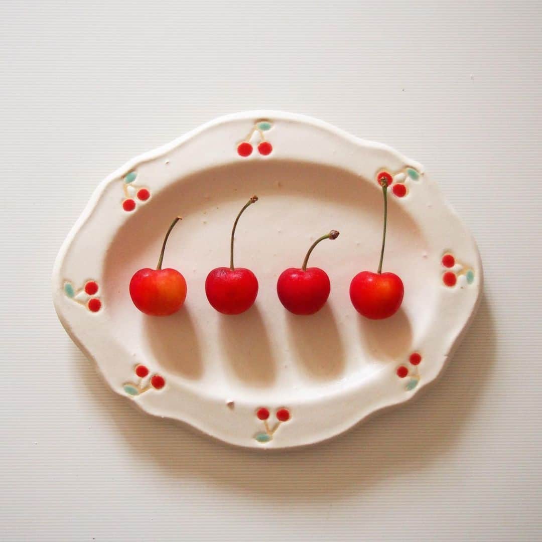 木村涼子さんのインスタグラム写真 - (木村涼子Instagram)「2023.7.5 オーバルのB級品のお皿をうちで毎日のように使っています。 何にでも合ってなかなか使い勝手がいい！ この日はさくらんぼをのせて🍒 #オーバル　#お皿　#プレート　#さくらんぼ　#🍒」7月5日 8時49分 - kimuryou