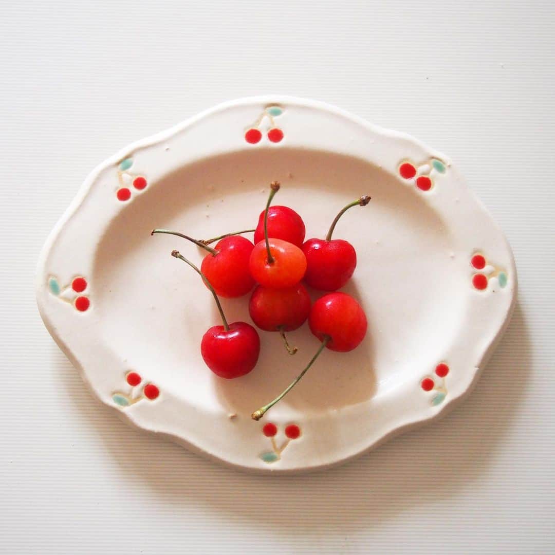木村涼子さんのインスタグラム写真 - (木村涼子Instagram)「2023.7.5 オーバルのB級品のお皿をうちで毎日のように使っています。 何にでも合ってなかなか使い勝手がいい！ この日はさくらんぼをのせて🍒 #オーバル　#お皿　#プレート　#さくらんぼ　#🍒」7月5日 8時49分 - kimuryou