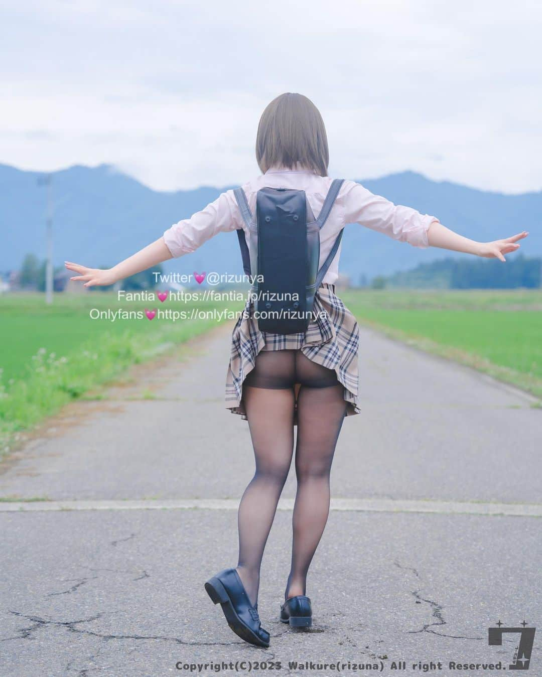 りずなさんのインスタグラム写真 - (りずなInstagram)「健やかタイツ👣💦  #cosplay #cos #制服 #jk #tights」7月5日 8時49分 - rizuna1228