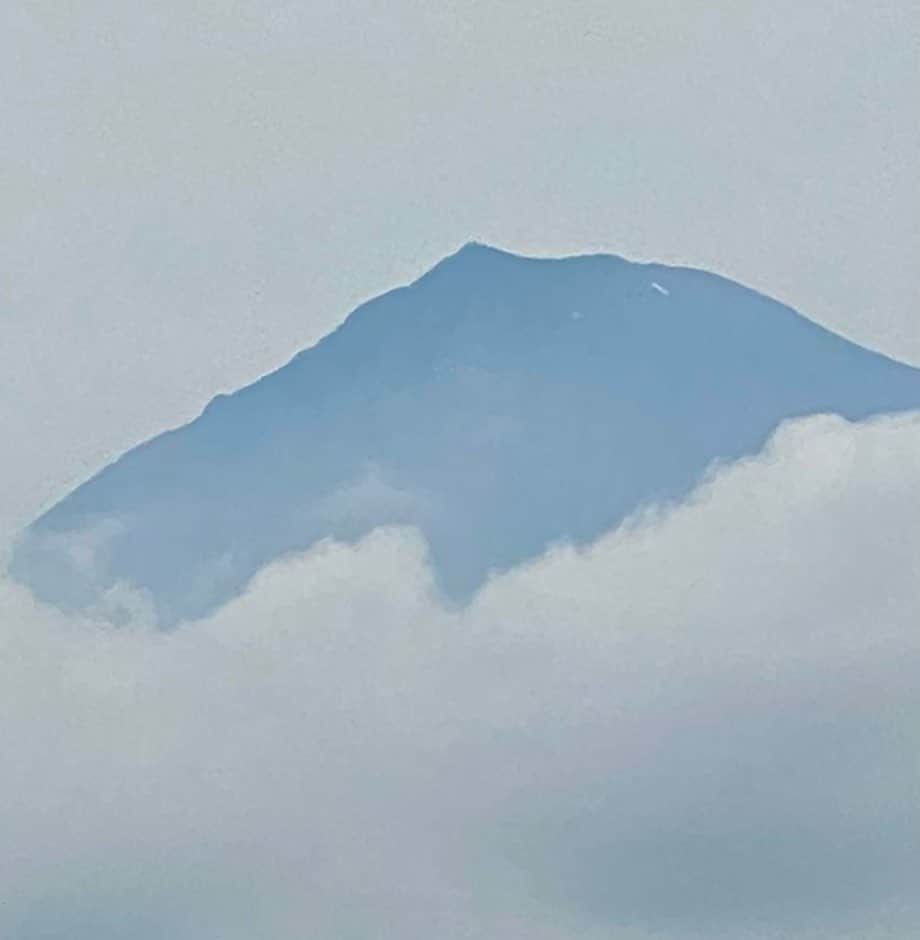 矢野きよ実さんのインスタグラム写真 - (矢野きよ実Instagram)「8:21富士山ナウ 雲に覆われて真っ白だったけど 一瞬見ることできました。  秋野暢子姉ちゃんの個展に向かっています❣️楽しみです。 今日もいい日になりますように✨ #yanokiyomi #矢野きよ実  @yokoakino118」7月5日 8時53分 - yanokiyomi