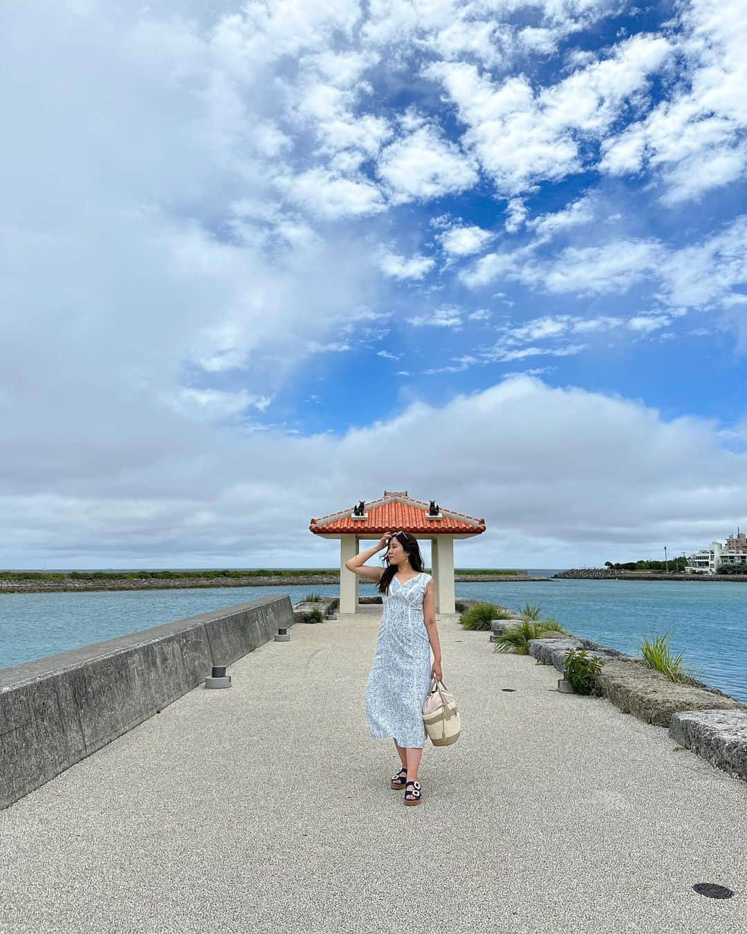 ルナさんのインスタグラム写真 - (ルナInstagram)「沖縄の写真まだたくさん📸 北谷の海沿いが可愛いスポットだらけでした😉🤍  ずっと散歩してられる🚶  ✔︎onepiece @herlipto  ✔︎bag @herlipto  ✔︎sandal @dianashoespress   herlipto のフローラル他の色も欲しくなるなあ💐 ┈┈┈┈┈┈┈┈┈♡ #沖縄旅行 #沖縄北谷 #北谷ビーチ  #アメリカンビレッジ  #okinawa #okinawatrip #タビジョ #東京女子部 #沖縄女子旅 #herlipto #ハーリップトゥー #dianashoes」7月5日 8時58分 - runakumaa