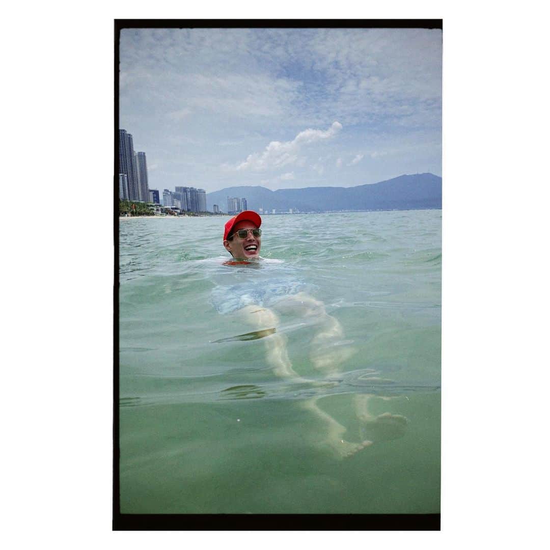 岩崎拓馬のインスタグラム：「🌊🌊🌊🌊 . . 夏だ☀️夏だ☀️  海も川もプールもいきたい🏊  焼きたくはないけどw  ダナンの海綺麗だったな🫶 . . #ベトナム放浪記 #happytime」