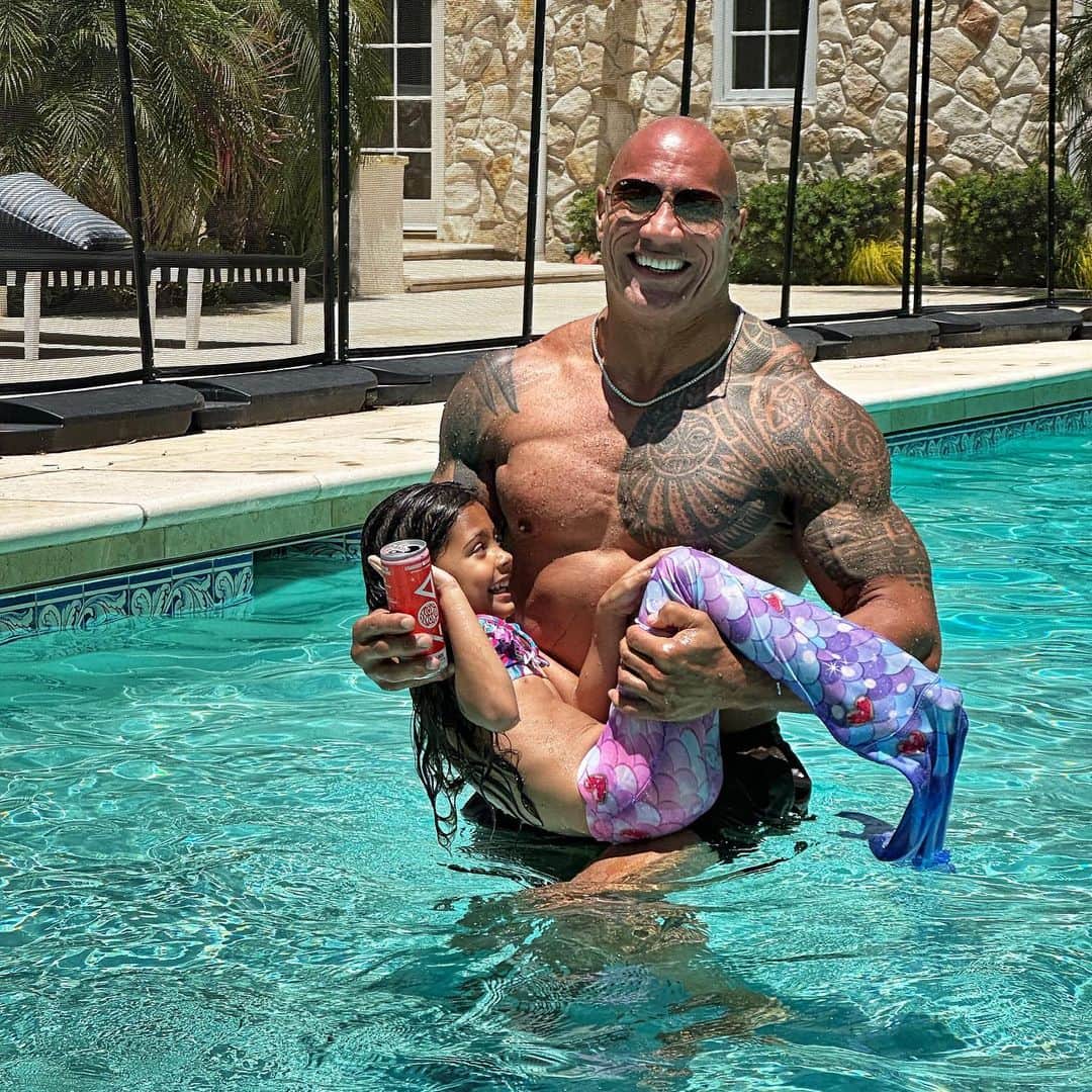 ドウェイン・ジョンソンのインスタグラム：「These things actually exist - finally caught me one ☝🏾  Happy 4th to you and your families!  🧜🏽‍♀️🧜🏽‍♀️🩵🇺🇸」