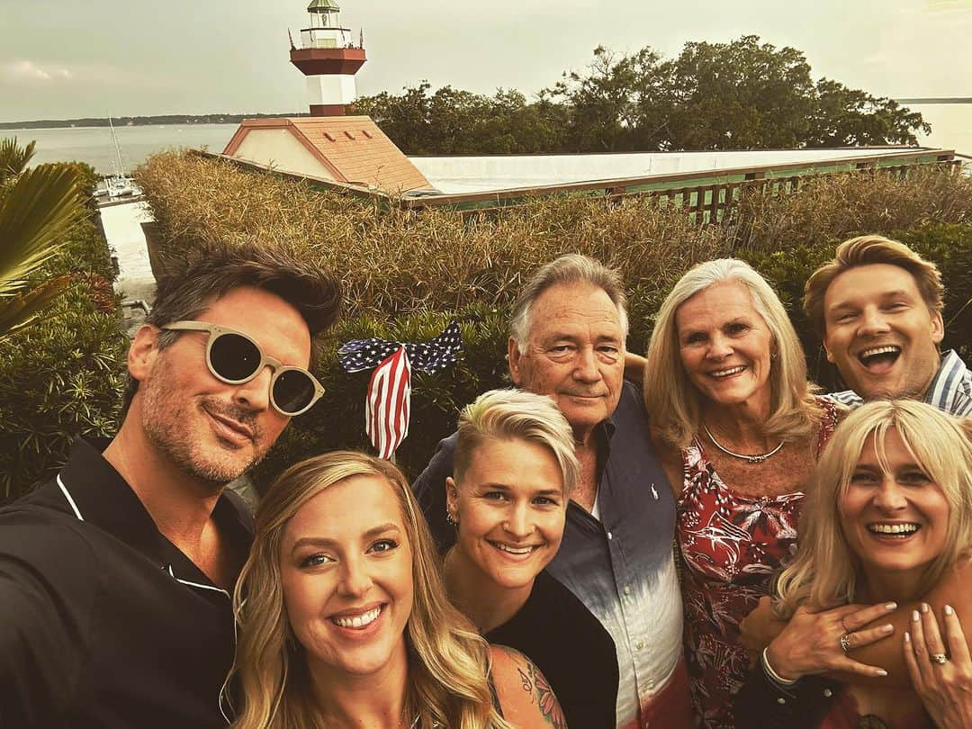 オリバー・キエラン・ジョーンズのインスタグラム：「Happy Fourth of July! 💥 🇺🇸 🛳️ 🍔 🌭 🌅 🌊 #fourthofjuly #southcarolina #hiltonhead #family #familytime #friends #4thofjuly」