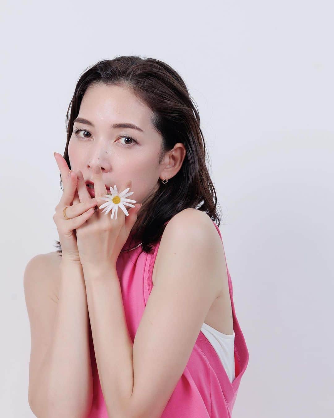 簑島宏美のインスタグラム：「ピンクと白は永遠に好き。 私にはあまり似合わない色のような気がするけど、好きな色を身につけると自分自身の気分が上がるので、時々着ています😊 坂本さんが用意してくださったお花もピンクと白。とっても可愛かったな♡  #作品撮り #撮影モデル #作品撮りモデル #モデル撮影 #メガネ見つからない #全く同じものを再度購入して付けているので息子に「ママ！見つかって良かったねぇ🥰」と言われて「うん！良かったぁ☺️」と言っています」