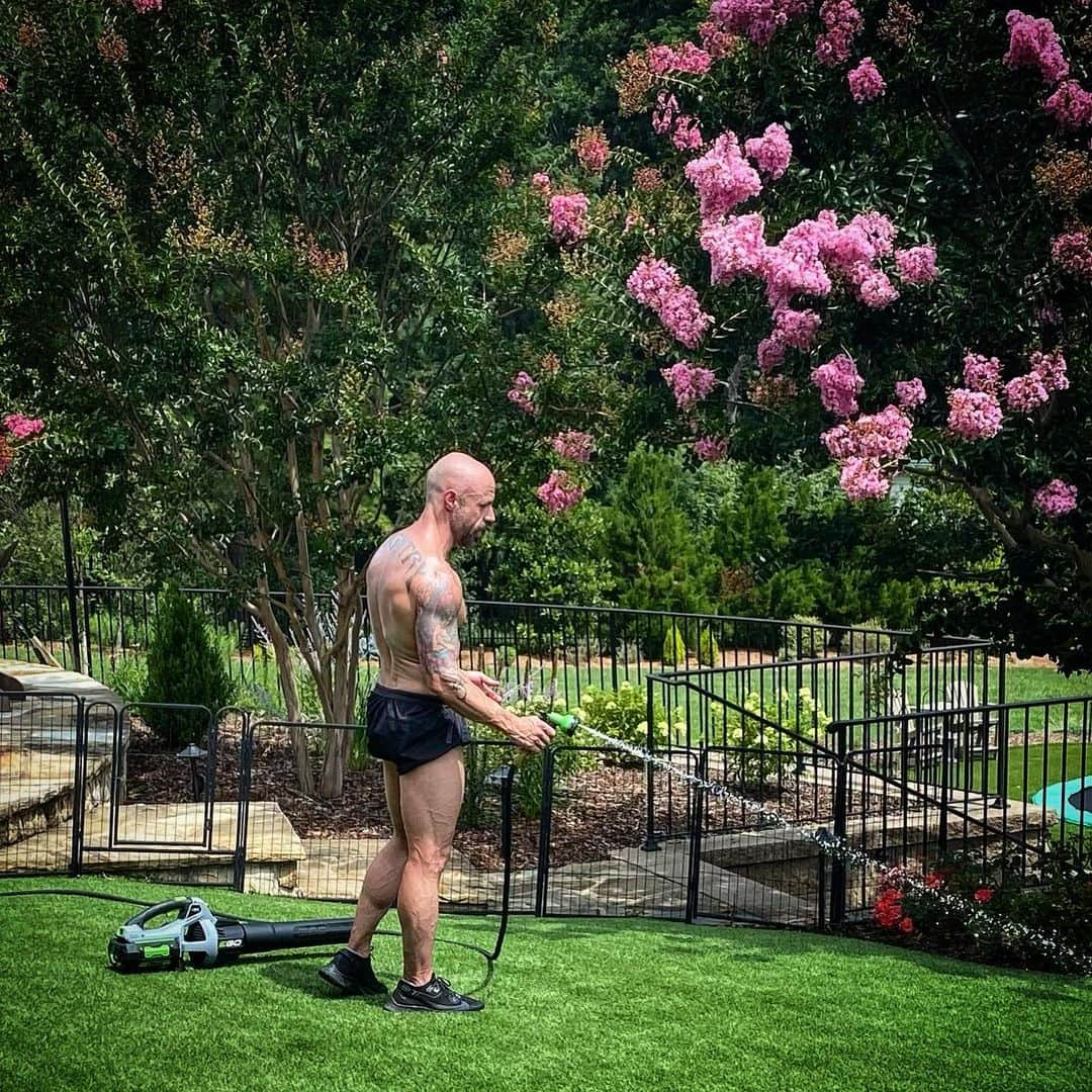 クリス・ドートリーのインスタグラム：「Using every opportunity I can to tan these gams. In this case: Hosing off doggie diarrhea. Happy 4th!!! #freedom #4thofjuly #legday  💥💥💥💥 Captured by: @deanna.daughtry」