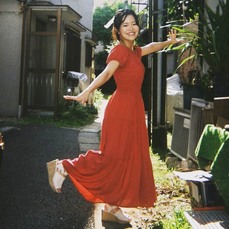 橋本菜摘さんのインスタグラム写真 - (橋本菜摘Instagram)「夏。小路。散歩。  撮影：マキさん @makitoiunamae   #ポートレート #被写体になります #写真好きな人と繋がりたい #カメラマンさんと繋がりたい #jp_portrait #portrait #portraitphotography #japanesegirl   #橋本菜摘」7月5日 9時16分 - hashimoto723_