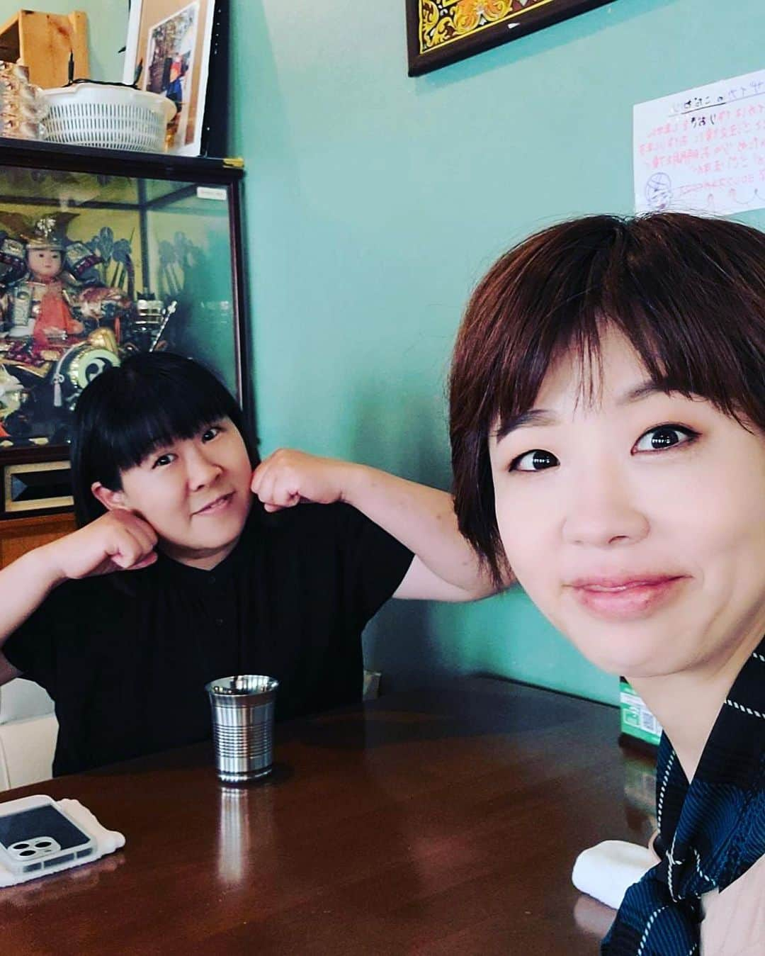 岡友美さんのインスタグラム写真 - (岡友美Instagram)「くみちゃんとランチ行った日🍛 写真撮ってから後ろの置物に気づいた😆 インドカレー屋にこどもの日の兜かな、 一瞬ゾッとした笑 #秋田久美子 #青空岡 #ママ友」7月5日 9時24分 - okatomo38