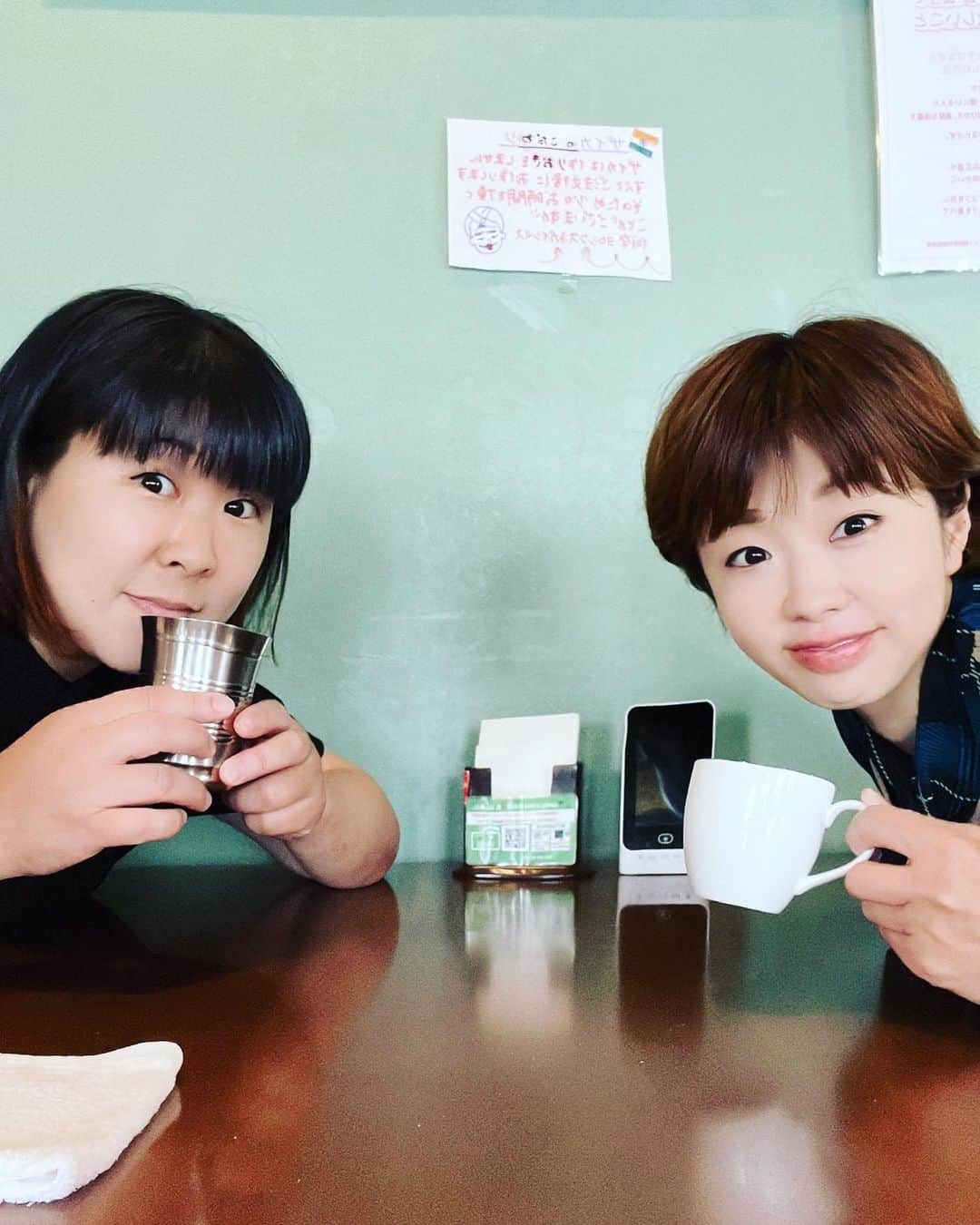 岡友美さんのインスタグラム写真 - (岡友美Instagram)「くみちゃんとランチ行った日🍛 写真撮ってから後ろの置物に気づいた😆 インドカレー屋にこどもの日の兜かな、 一瞬ゾッとした笑 #秋田久美子 #青空岡 #ママ友」7月5日 9時24分 - okatomo38