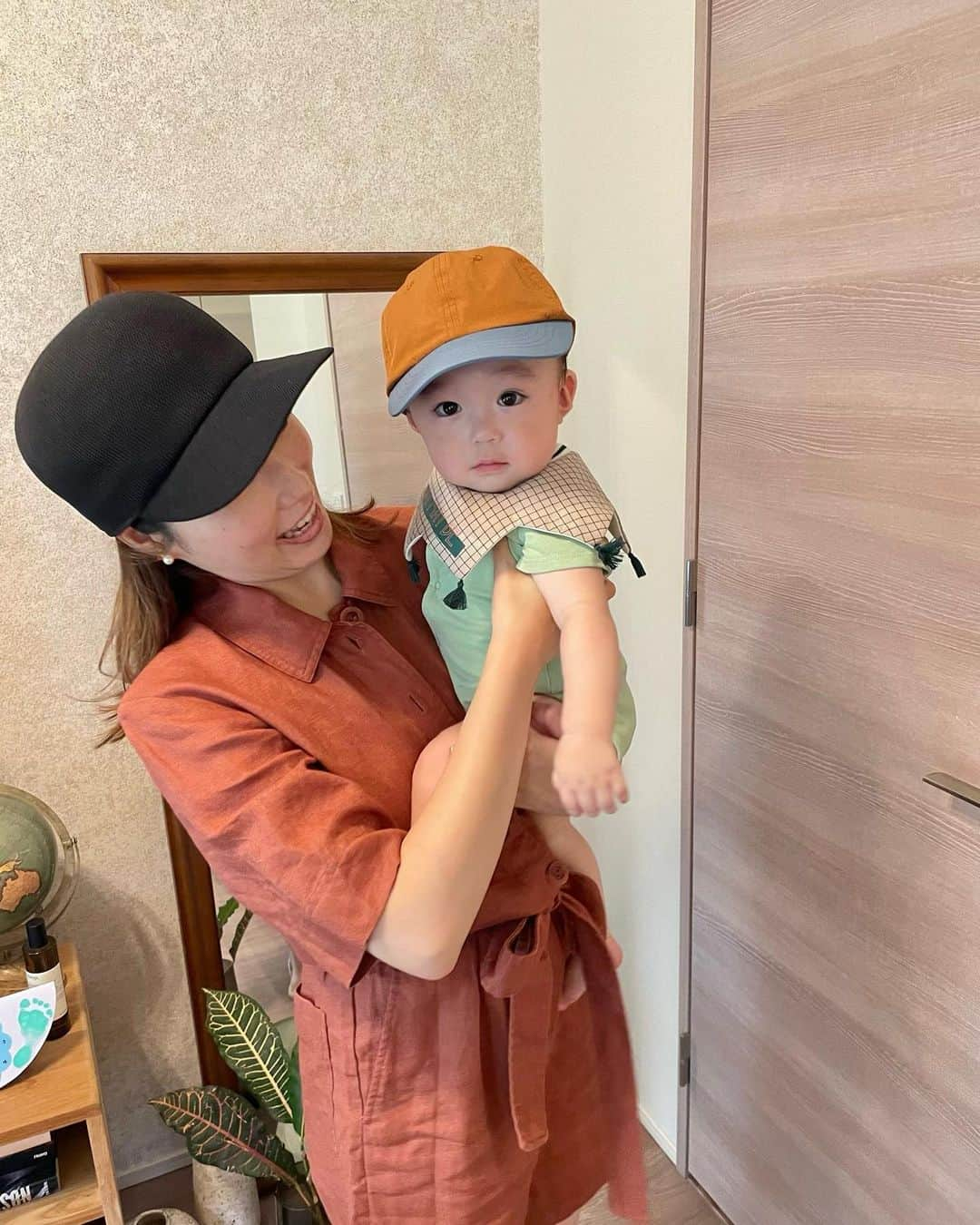 里口風子さんのインスタグラム写真 - (里口風子Instagram)「0歳10カ月になったコタさま👶🏻<「ドヤッ」  10カ月検診では、ハイハイやつかまり立ちができないのは遅めだね〜なんて言われたけど、気にせずマイペースでいてくださいね。これからも。  この頃は、お座りの体制でぴょんぴょこと微動して、「すごいでしょ〜パチパチ」と手を合わせてこちらを見てきます。抱っこ〜と甘えて泣き真似するのも覚えました😉😉  またかよお〜♡と言いながら、彼1人では移動できない貴重なラストノーハイハイ時期を噛み締めて💪いつまで抱っこさせてくれるのかな？いつまで一緒に遊んでくれるのかな？って、考えるともう泣きそう。  いやいやあんた、子育て始まったばかりだから！まだそんな心配しなくて大丈夫だから！って誰かに言ってもらいたい。  #10カ月ベビー #令和4年ベビー #2022年ベビー #子育て記録」7月5日 9時26分 - fuuu_ko0716